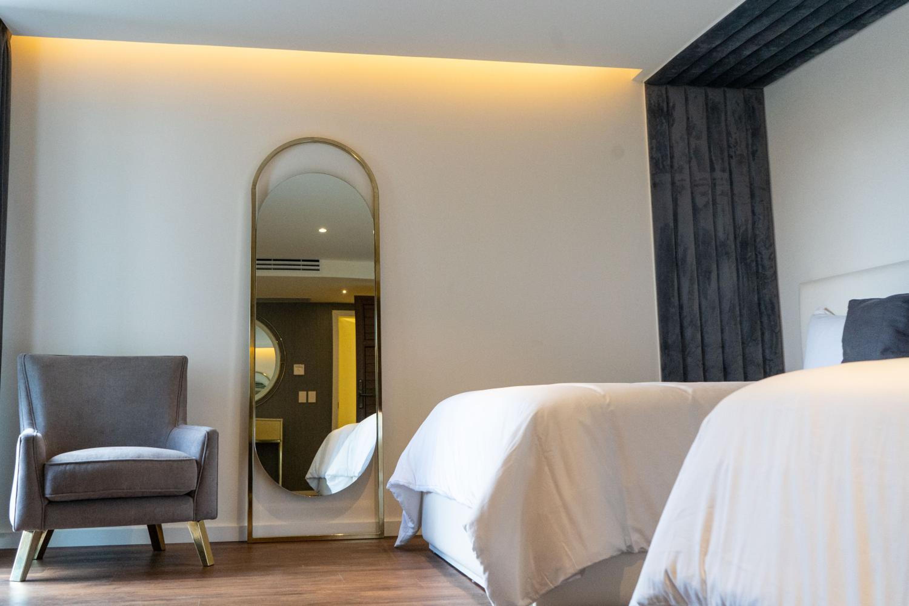 Deluxe Queen Suite - Photo 3