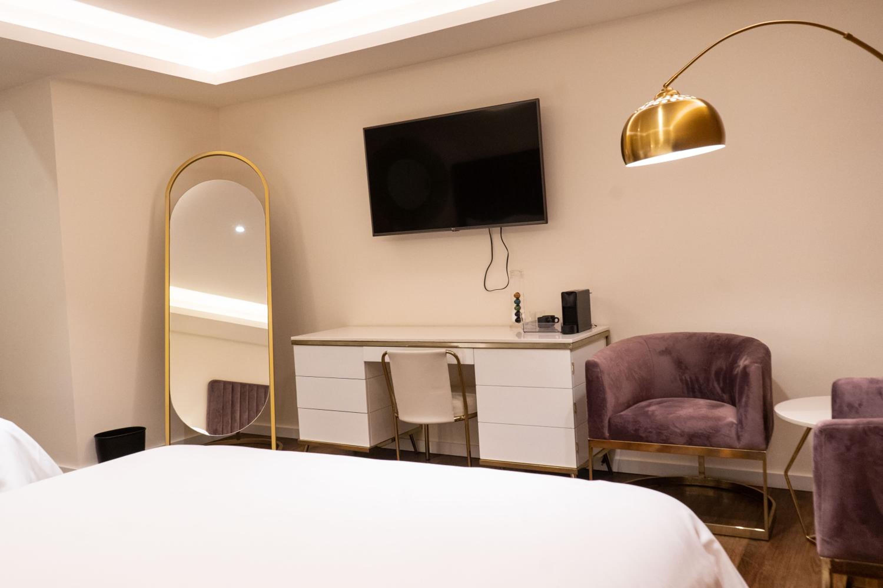 Standard Suite - Photo 7