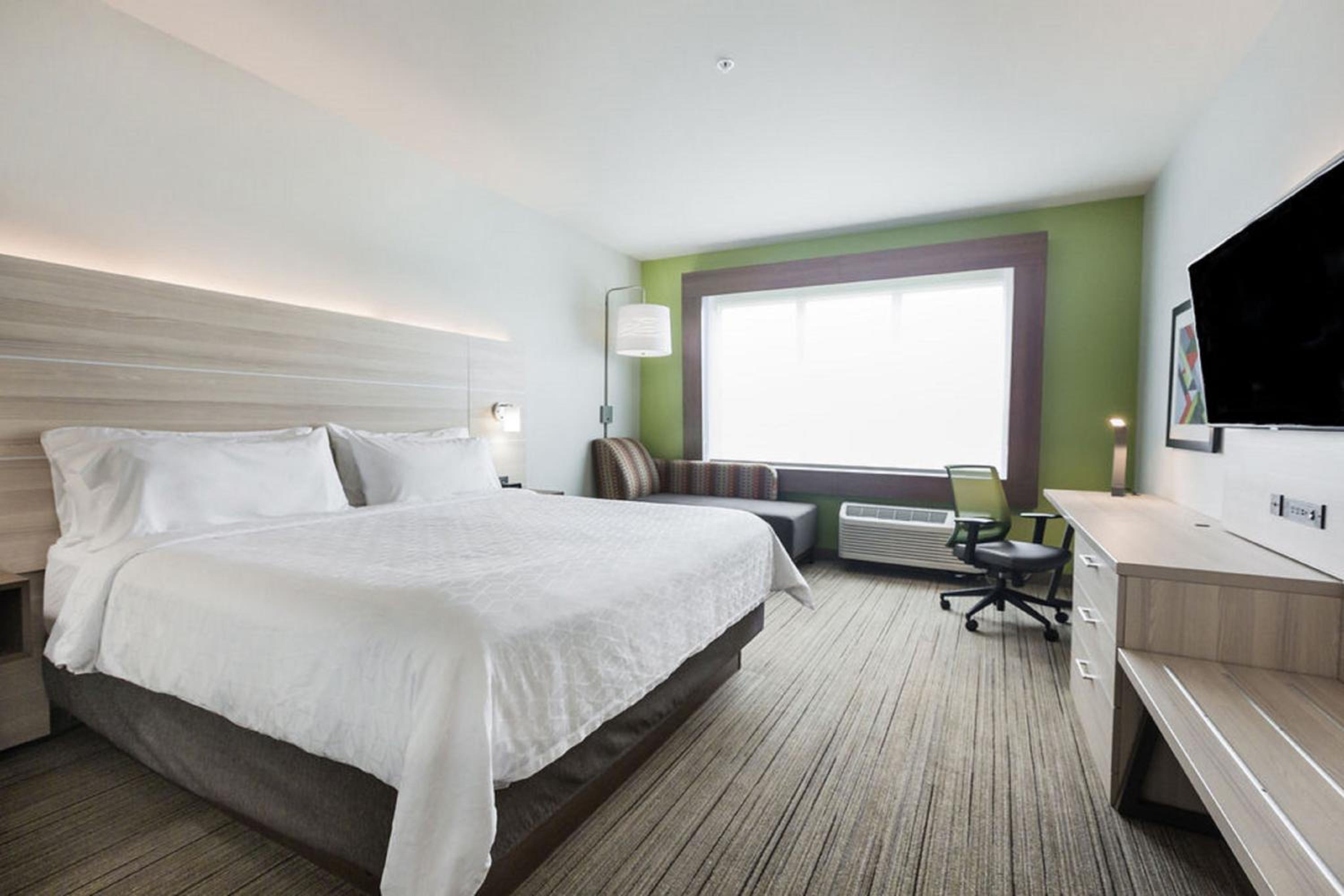 Standard King Room - Photo 8