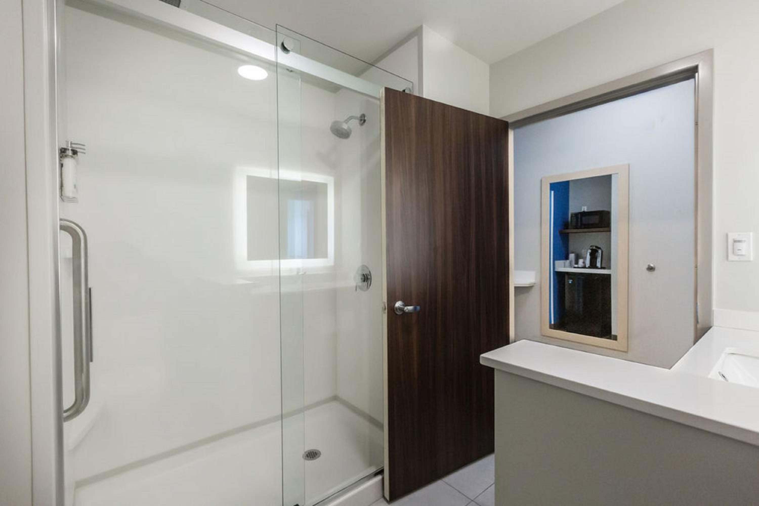 Standard King Room - Photo 14