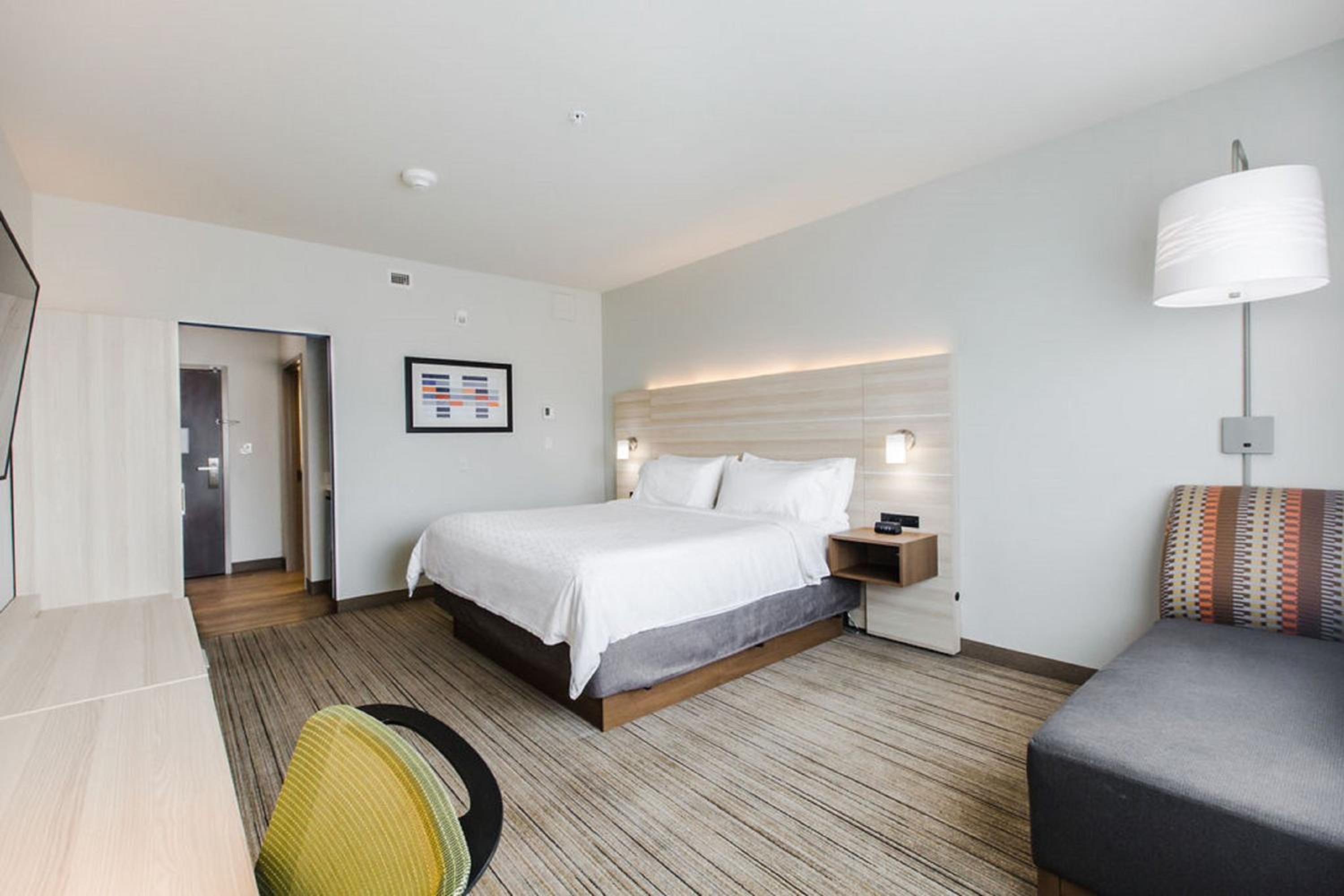 Standard King Room - Photo 10