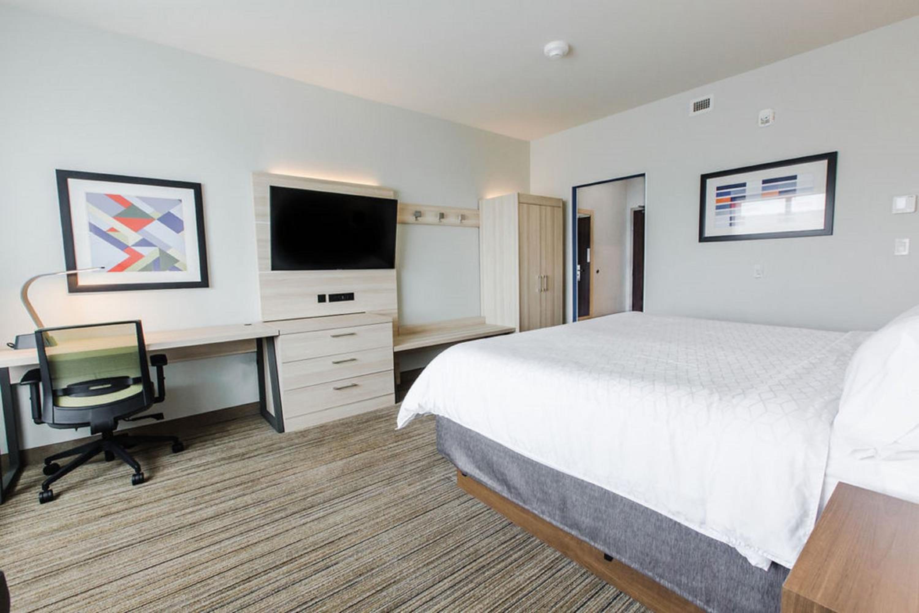 Standard King Room - Photo 4