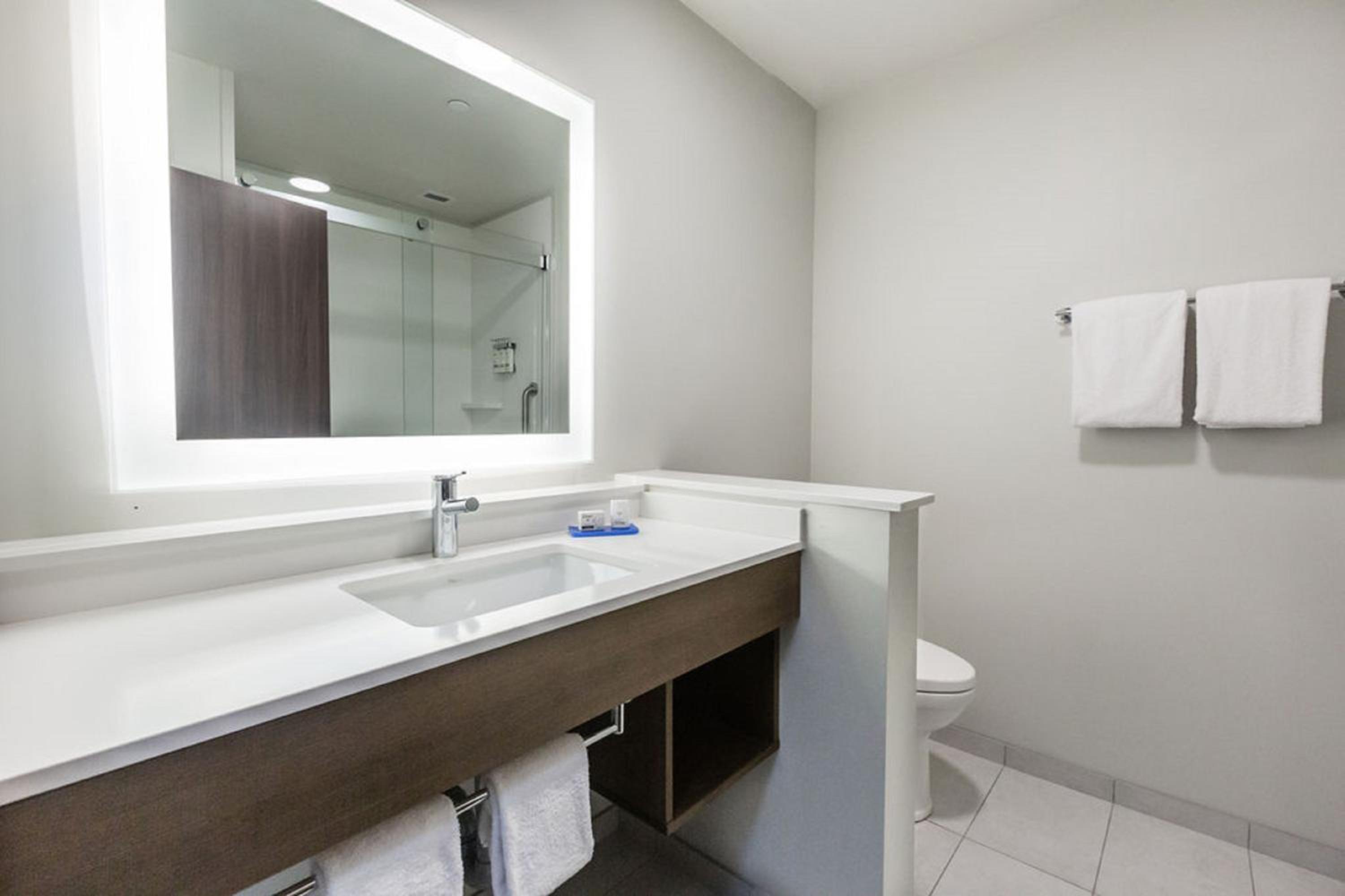 Standard King Room - Photo 15