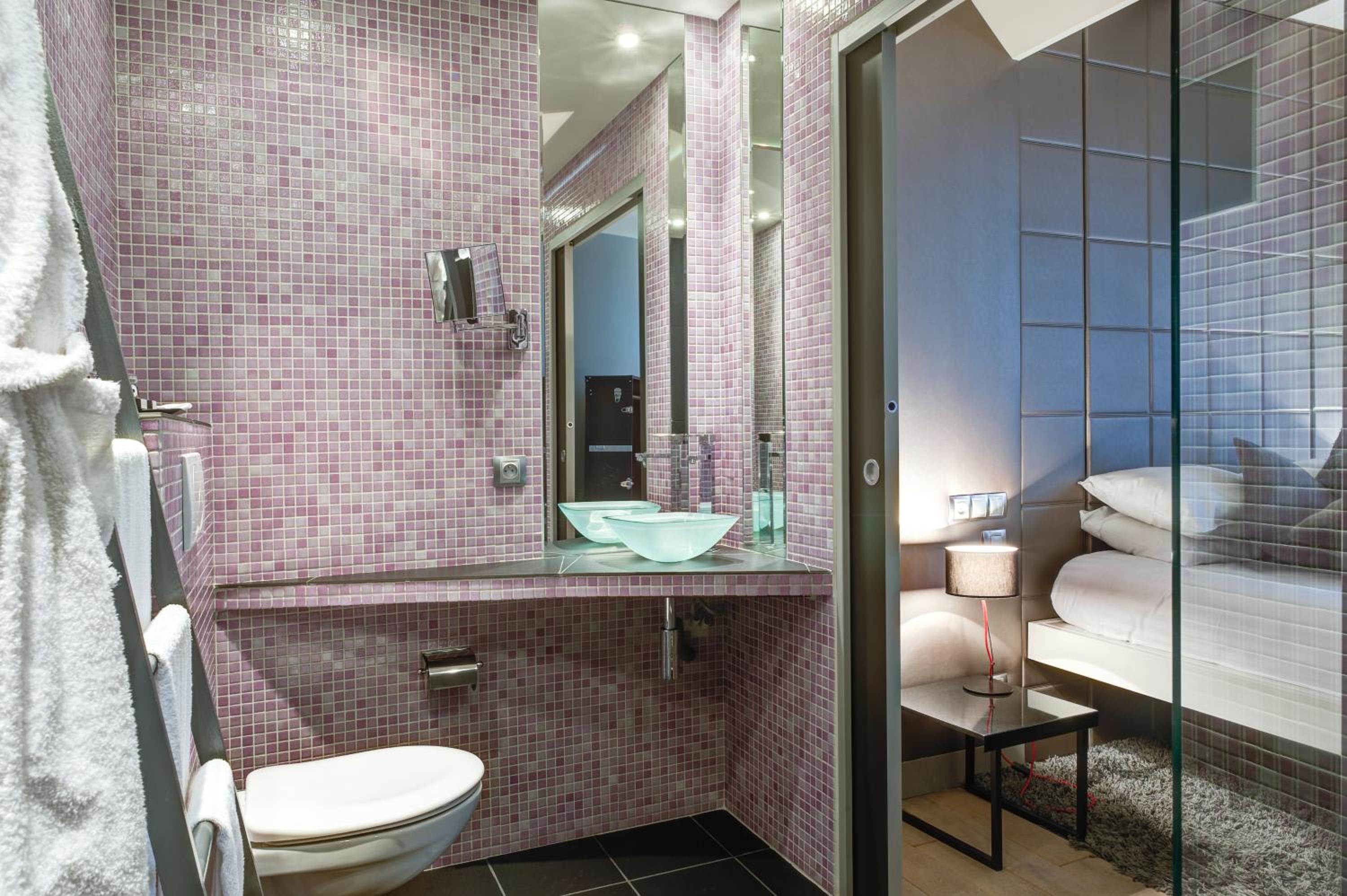 Premium Twin Room thumbnail 6