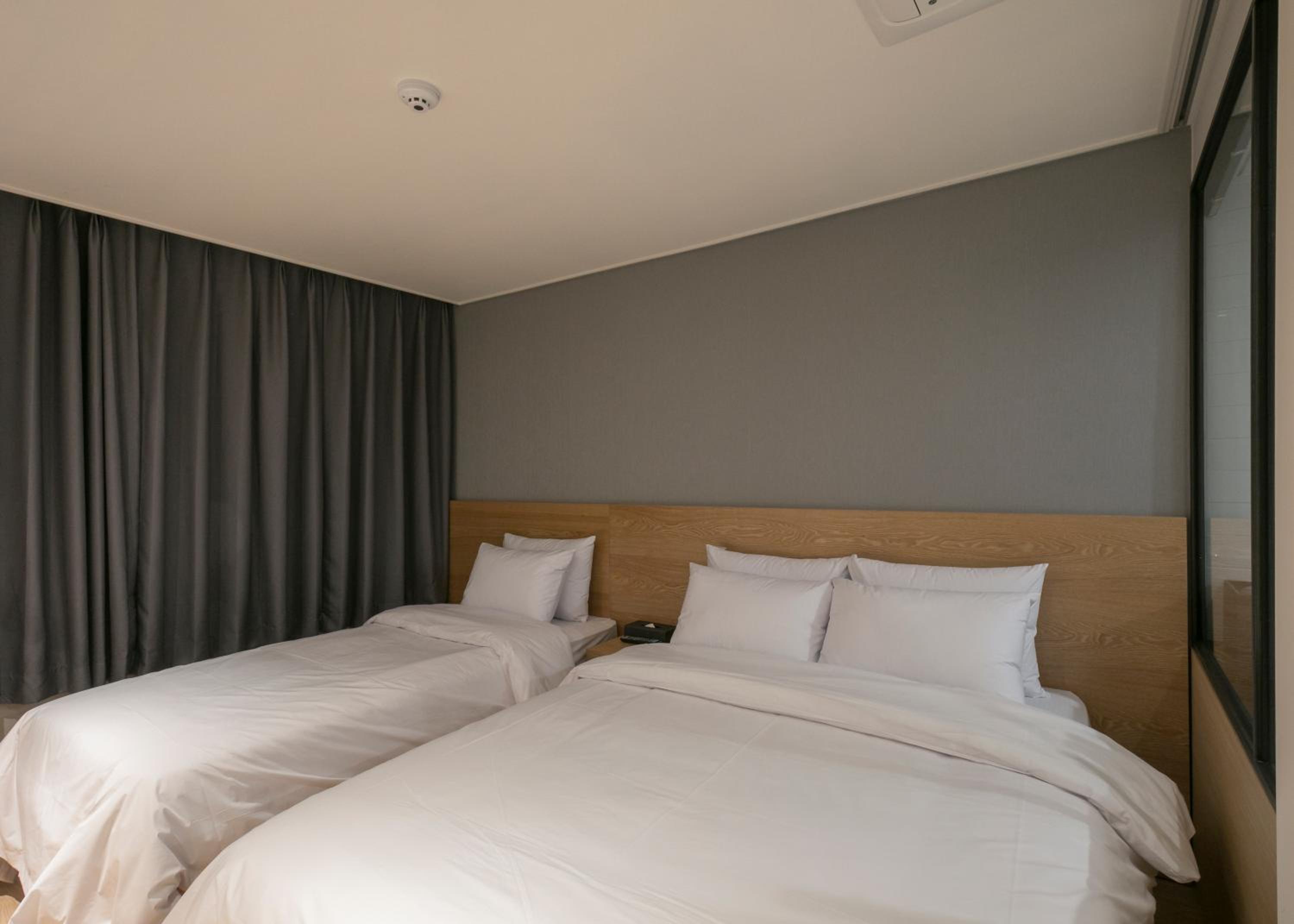 Standard Twin Room - Photo 1