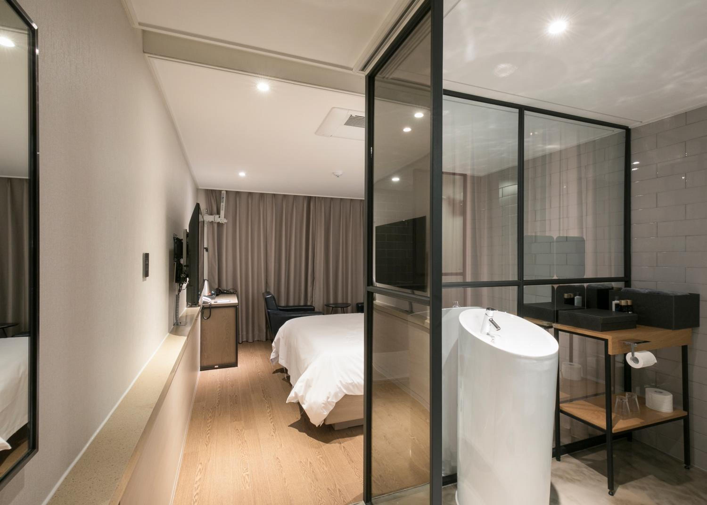 Standard Double Room with Sea View - Photo 2