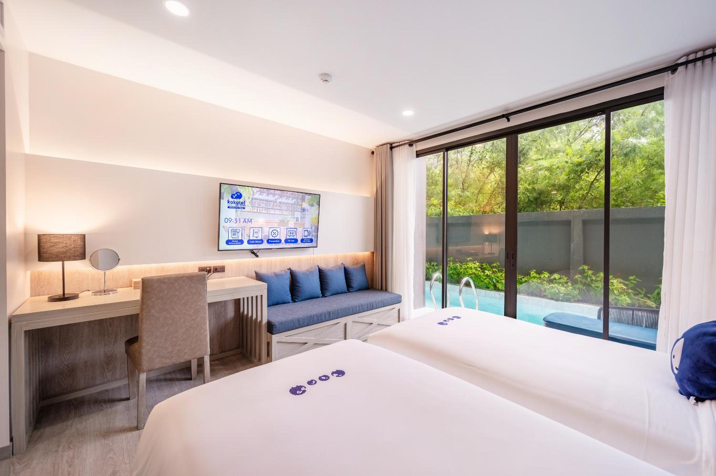 Deluxe Twin Room with Pool Access - Photo 8
