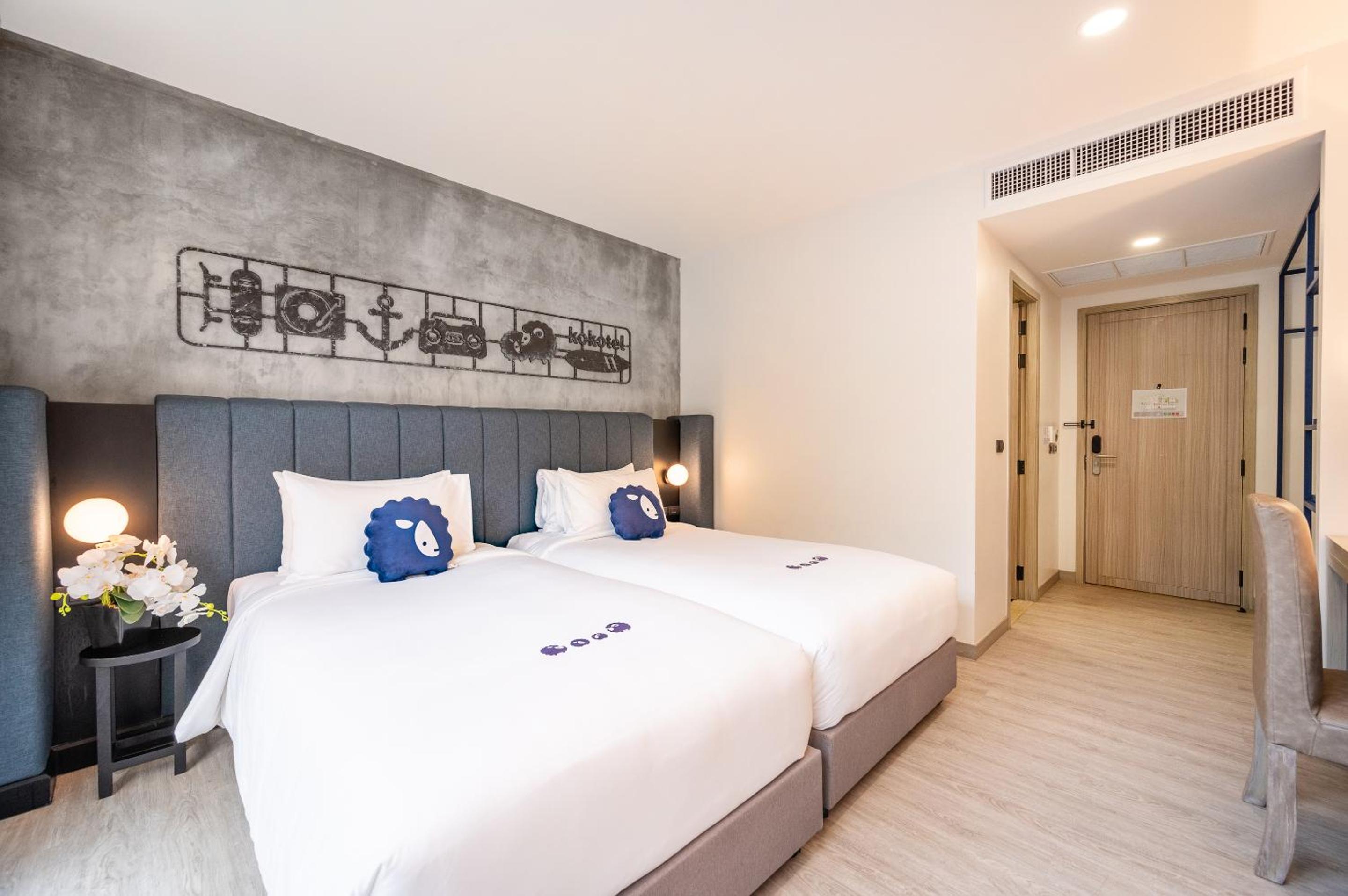 Deluxe Twin Room with Pool Access - Photo 6