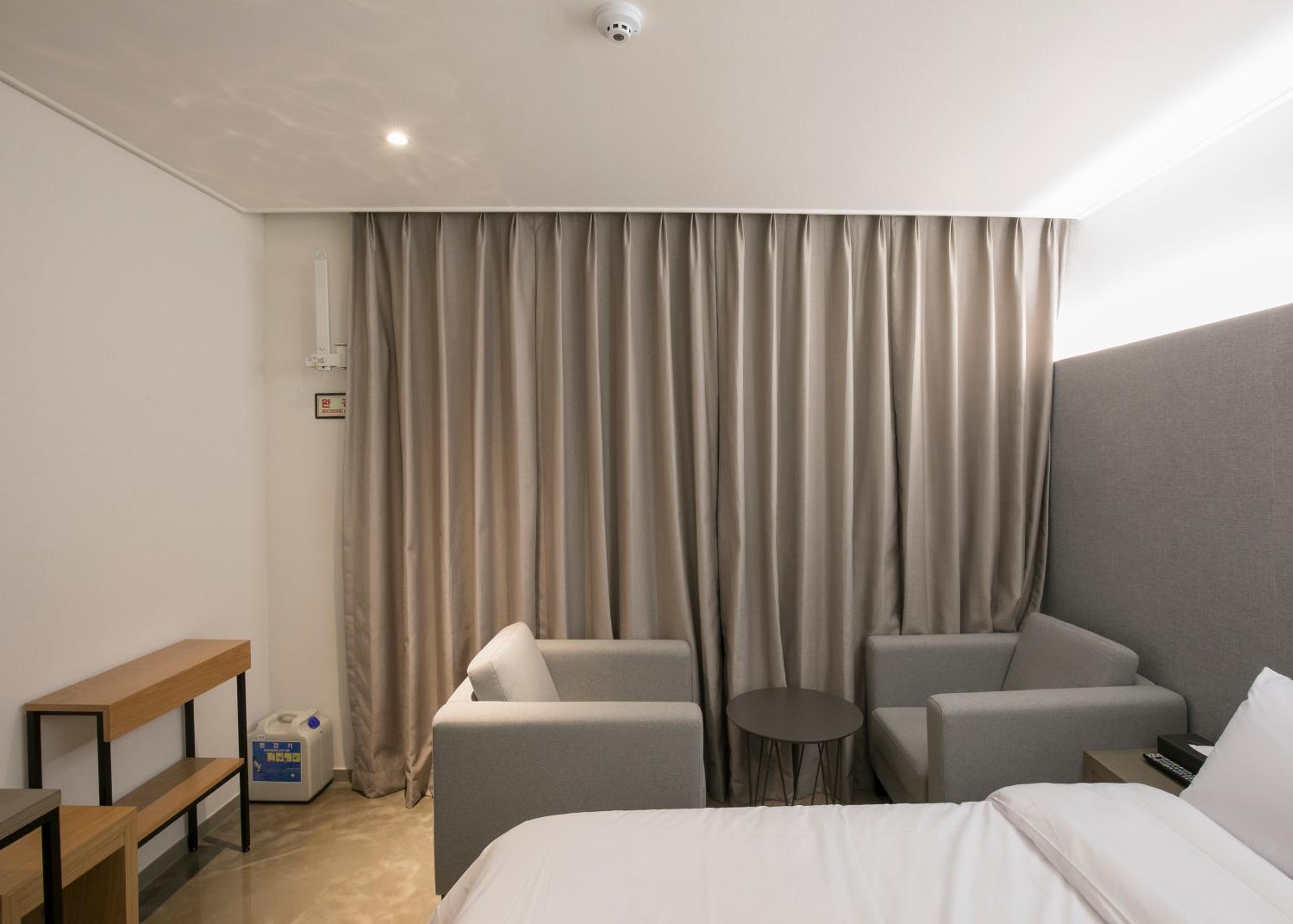 Standard Double Room with Ferris wheel View - Photo 3