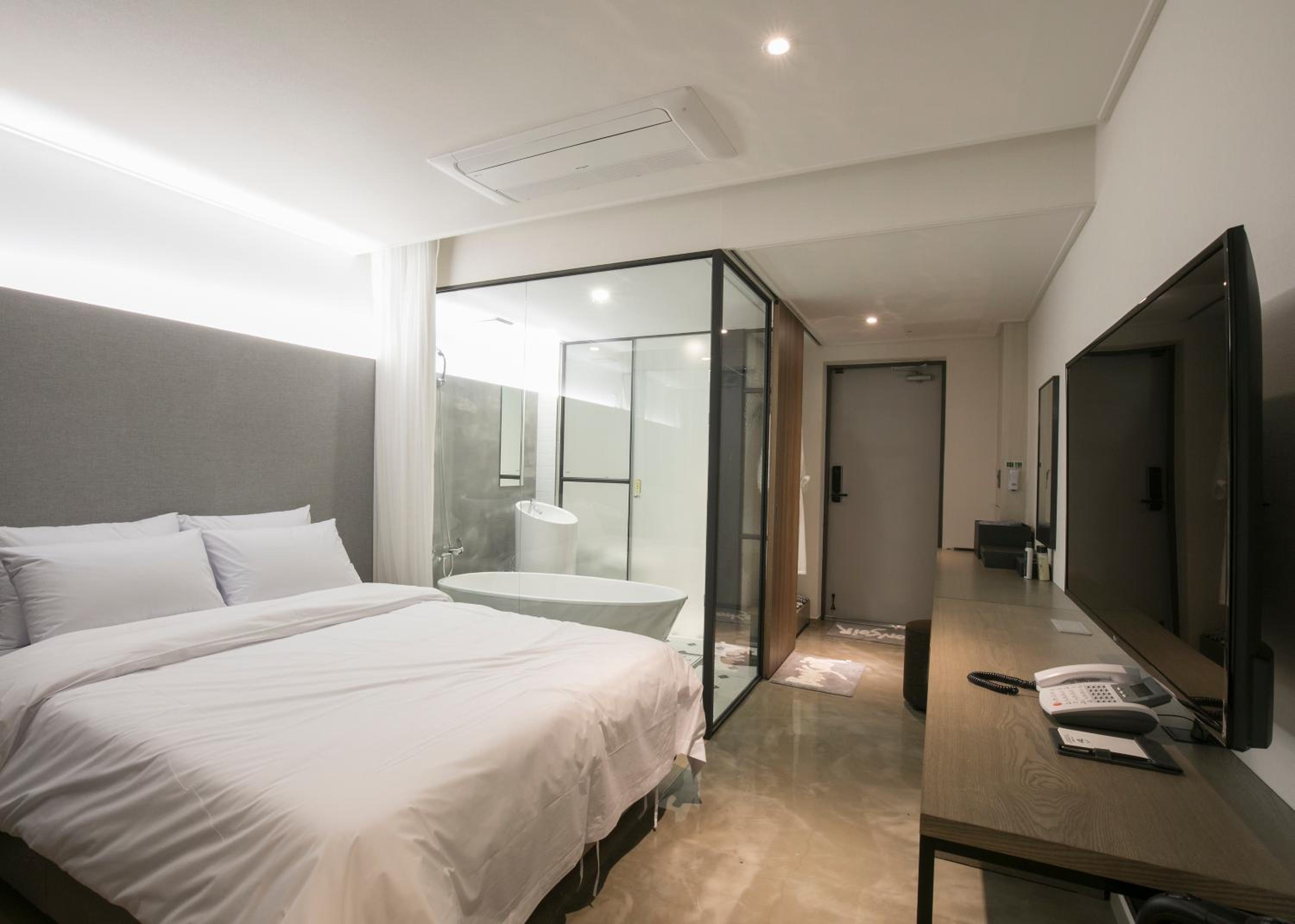 Standard Double Room with Ferris wheel View - Photo 1