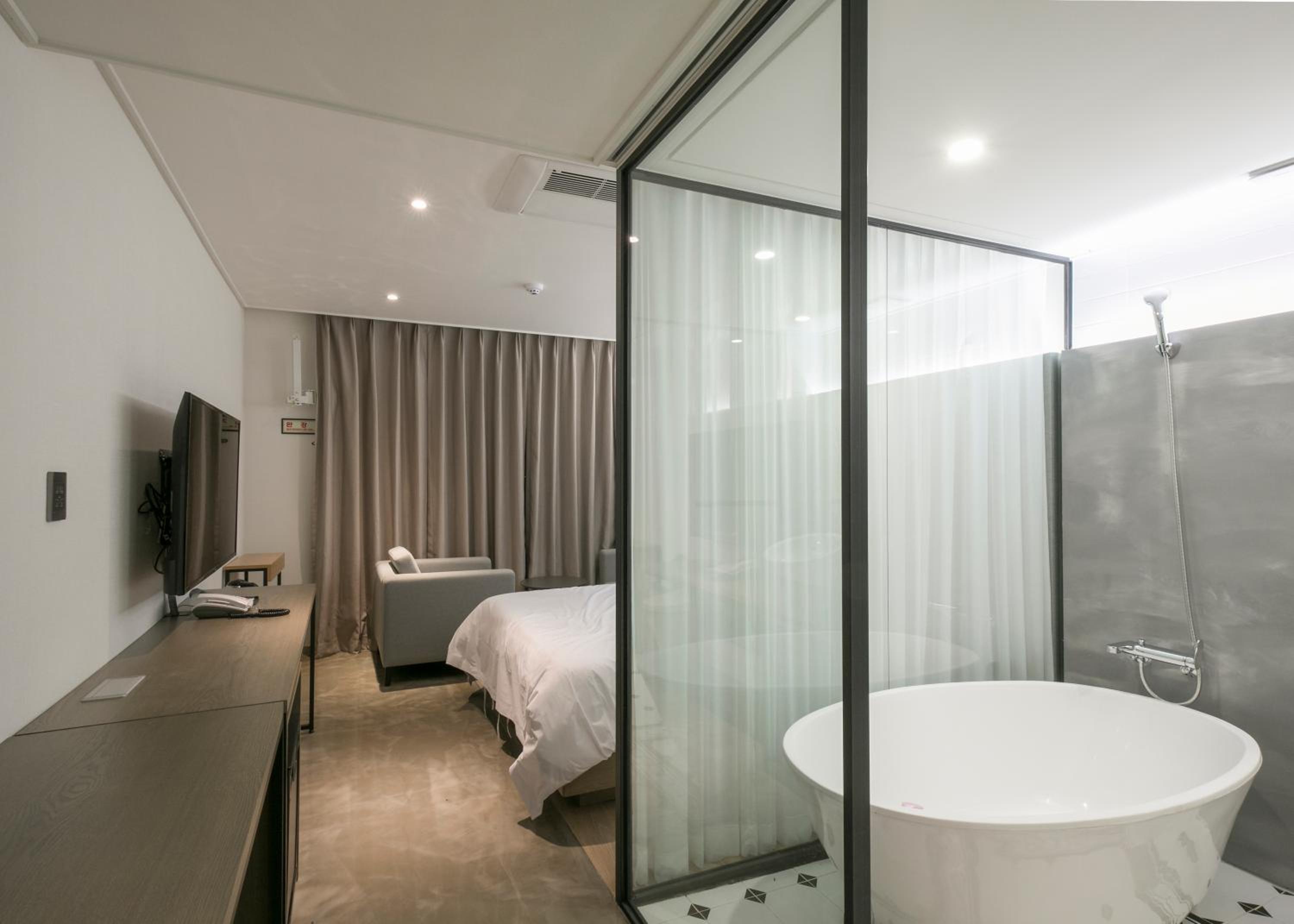 Standard Double Room with Ferris wheel View - Photo 2
