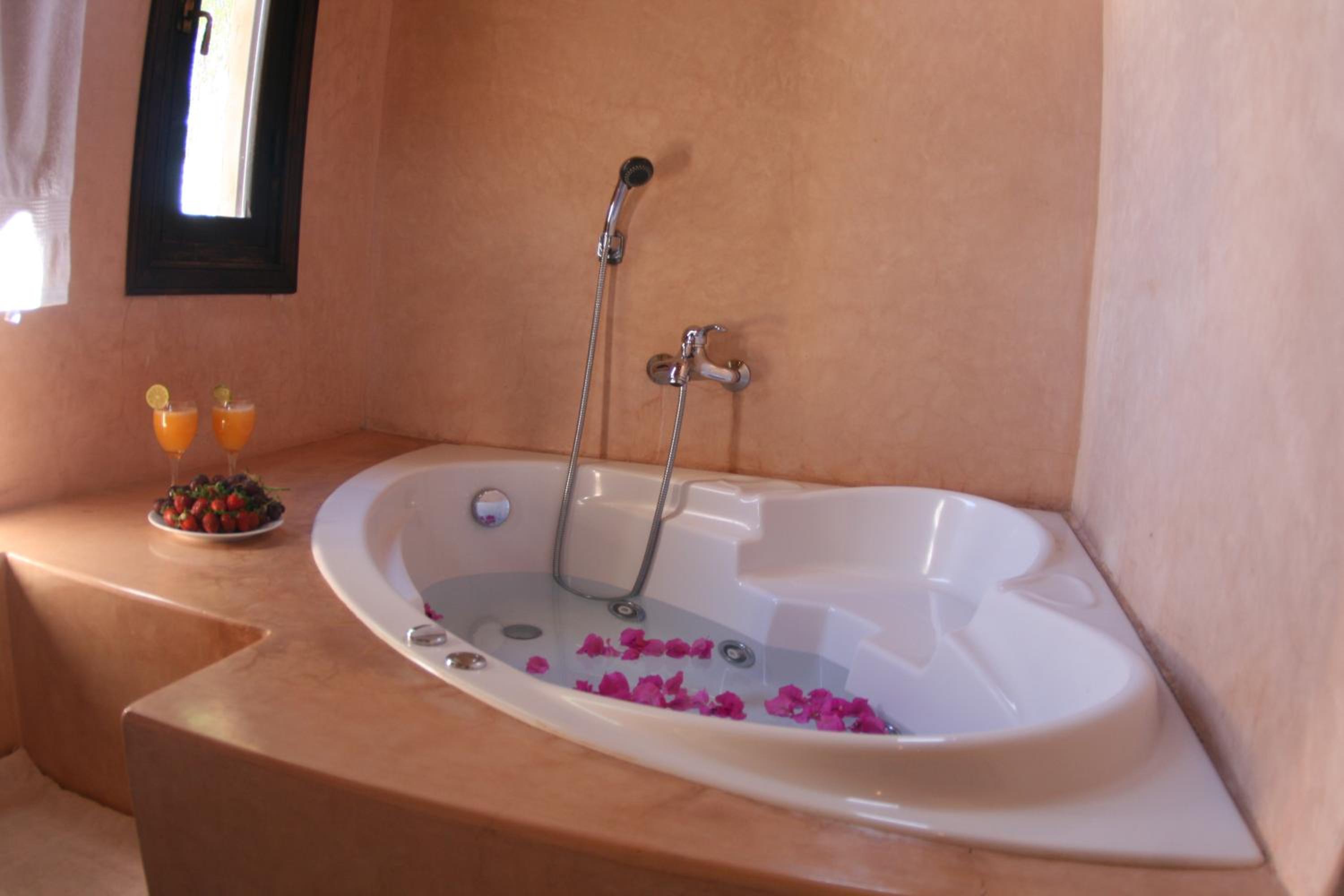 Suite with Hot Tub photo 2