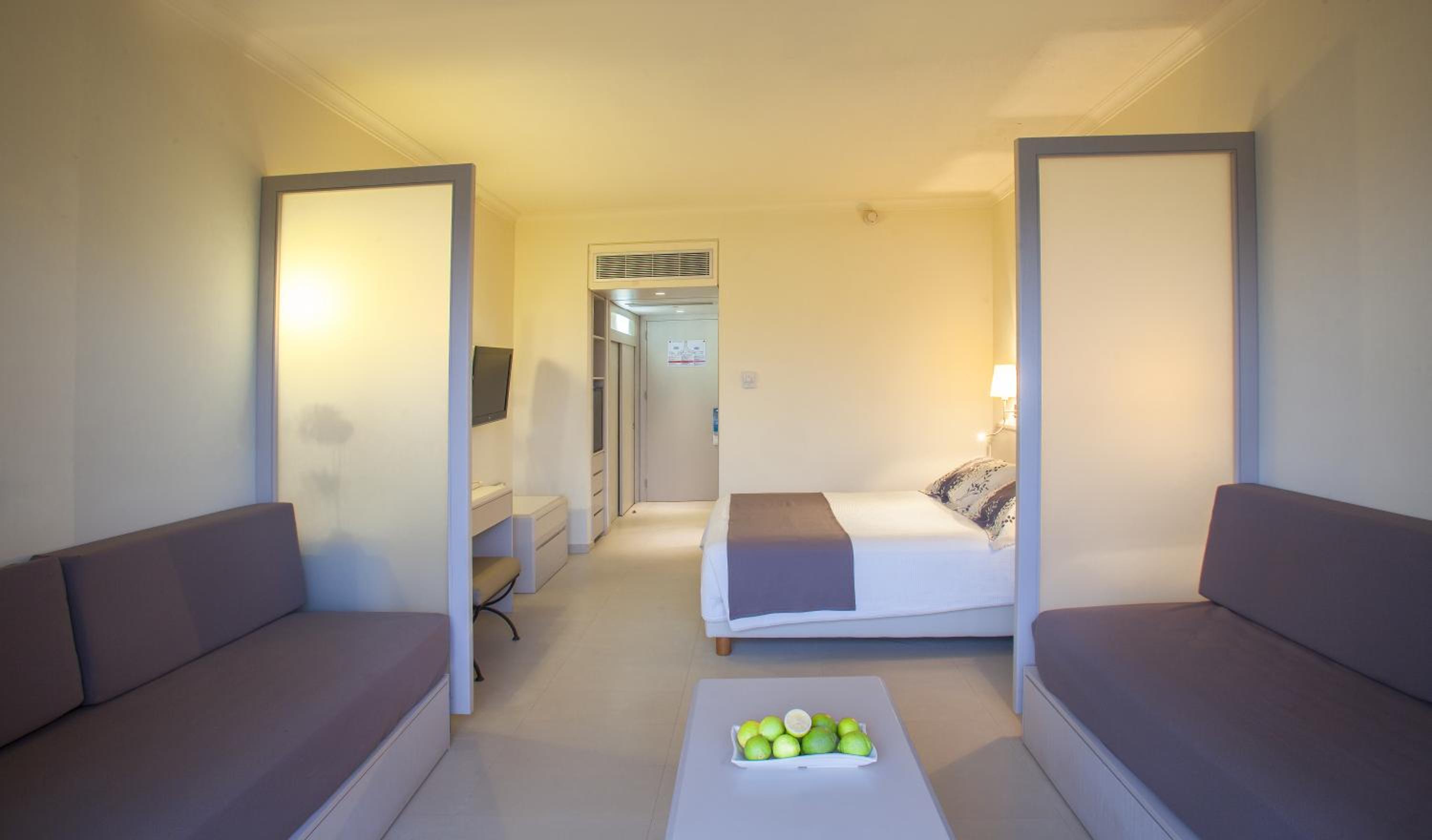 Family Room With Partitions And Sea View - Photo 5