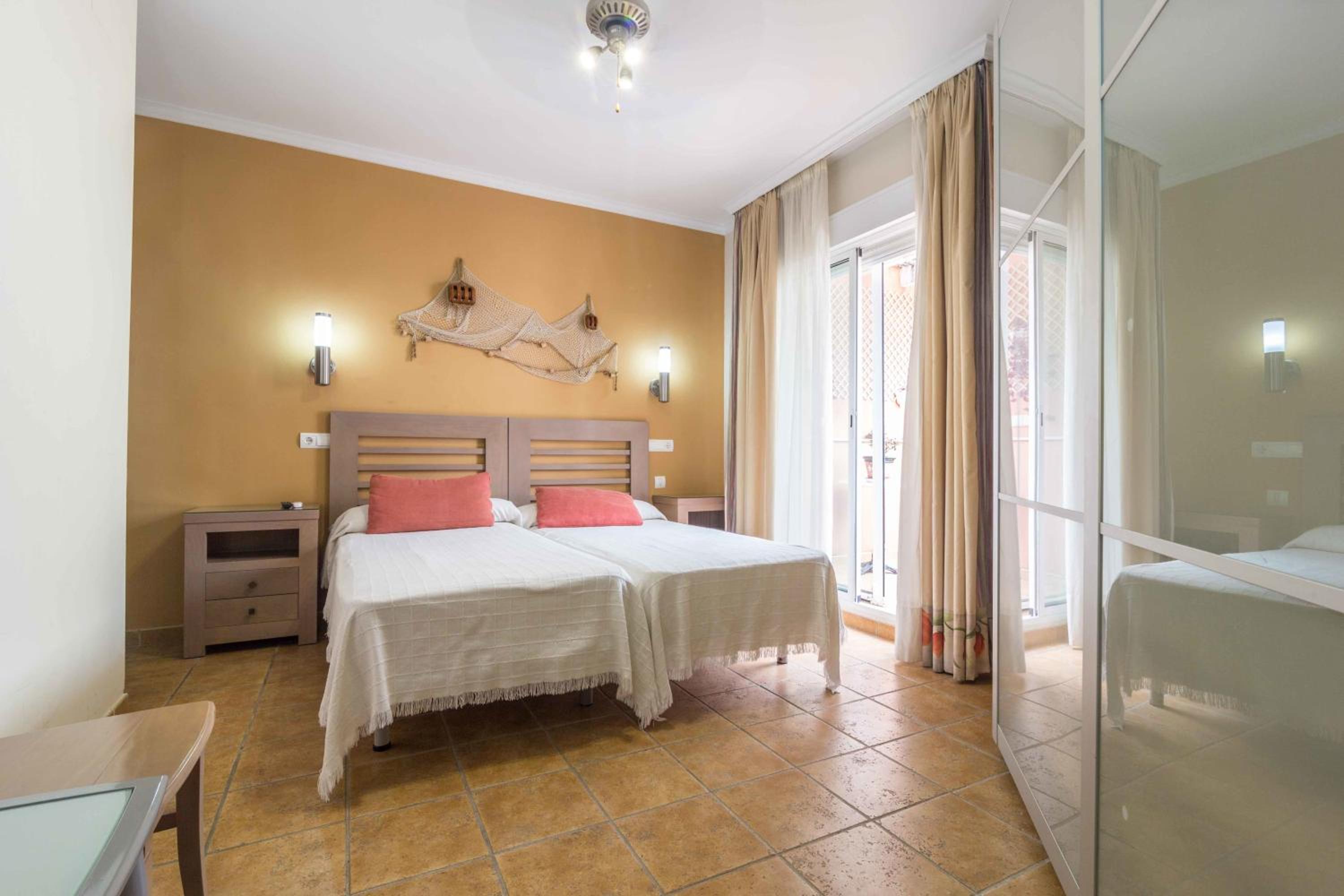 Twin Room - Photo 2