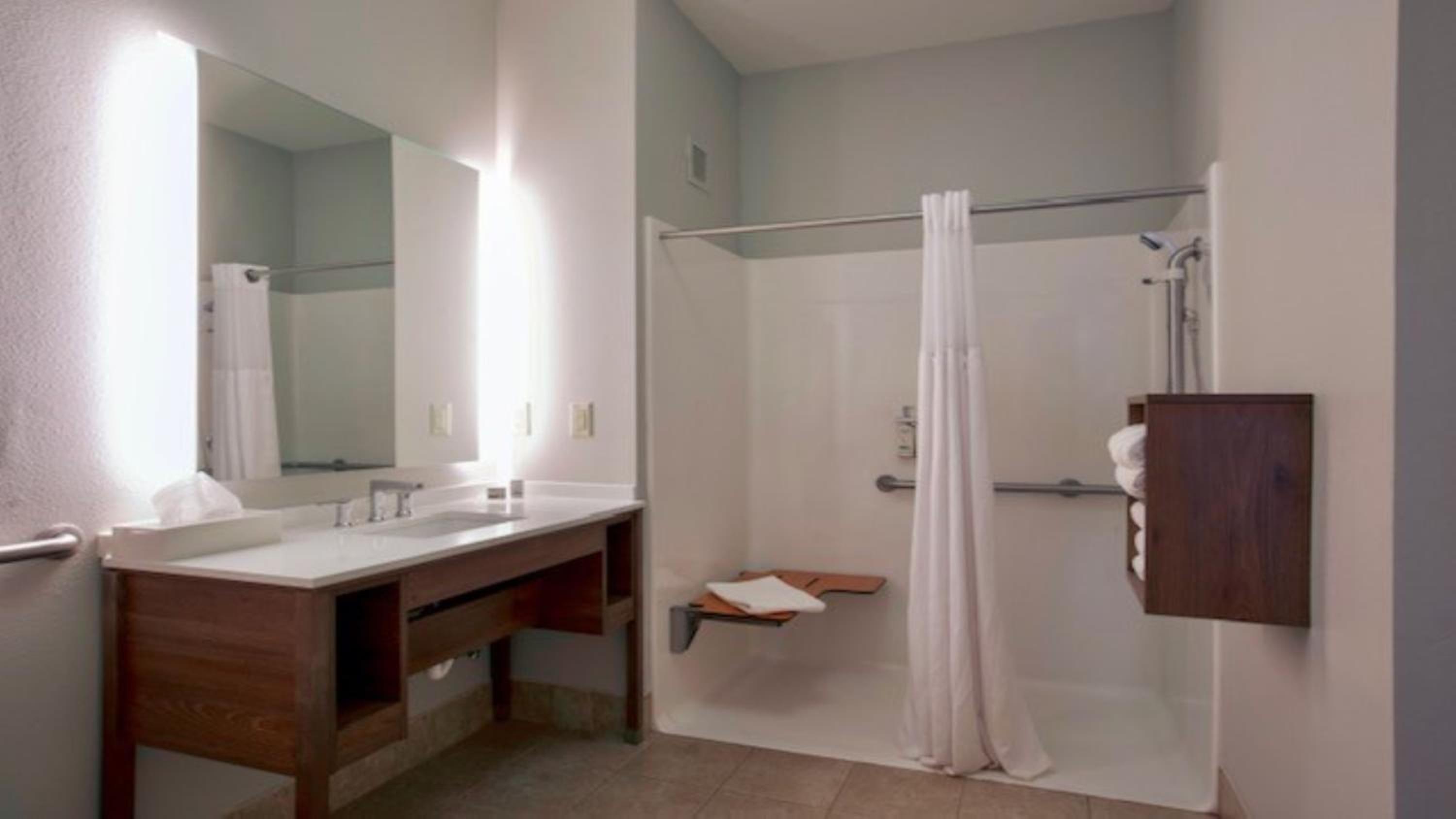 Queen Suite with Roll-In Shower - Disability Access