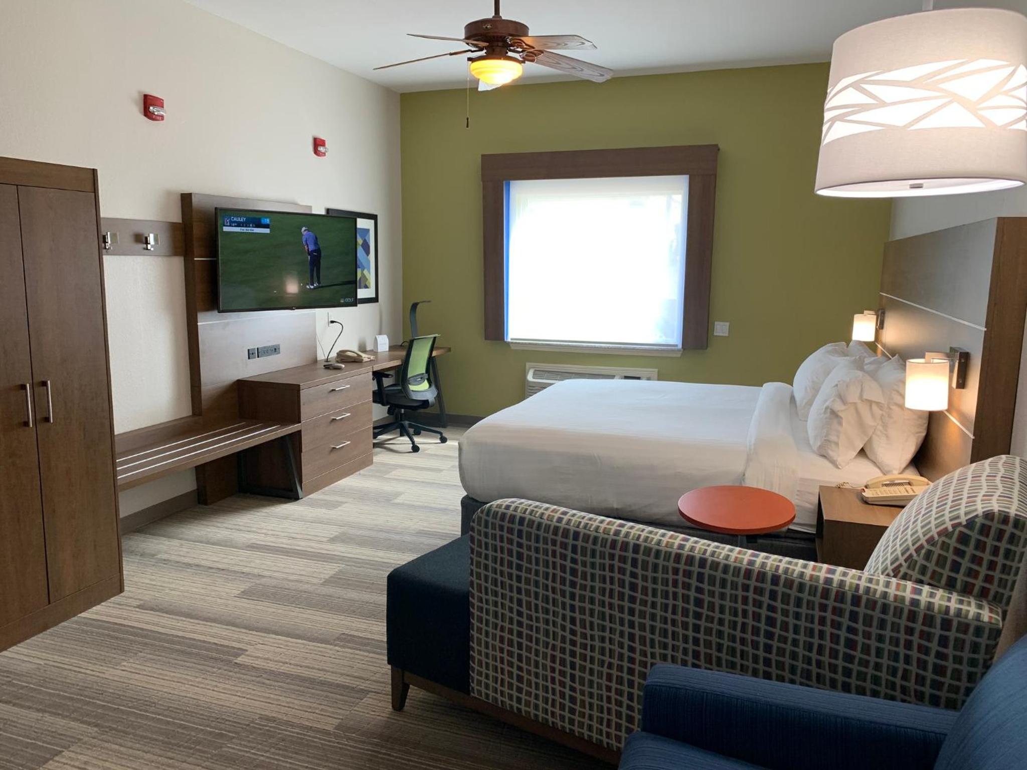 King Suite with Sofa Bed - Non-Smoking - Photo 3