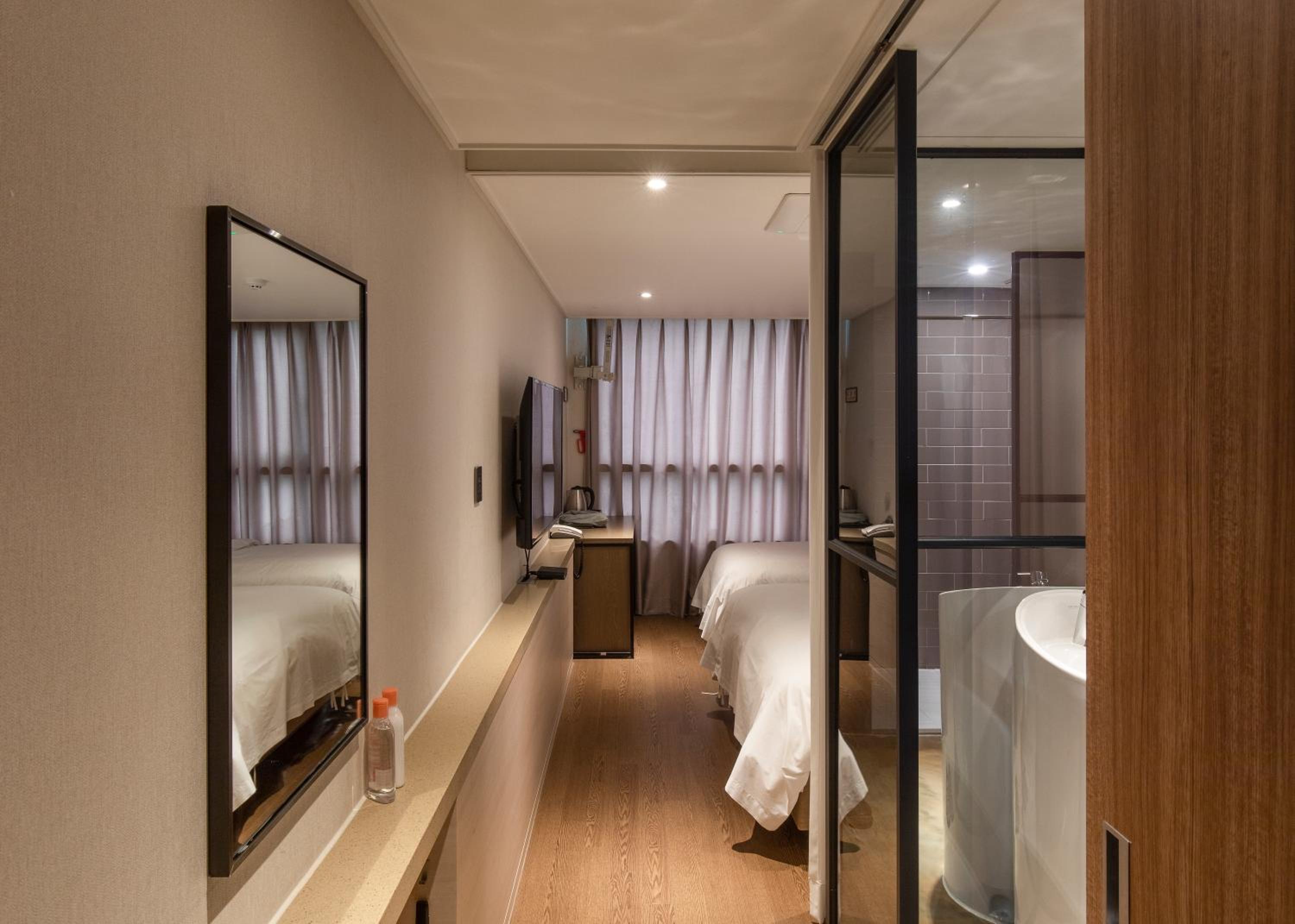 Standard Twin Room with Sea View - Photo 2