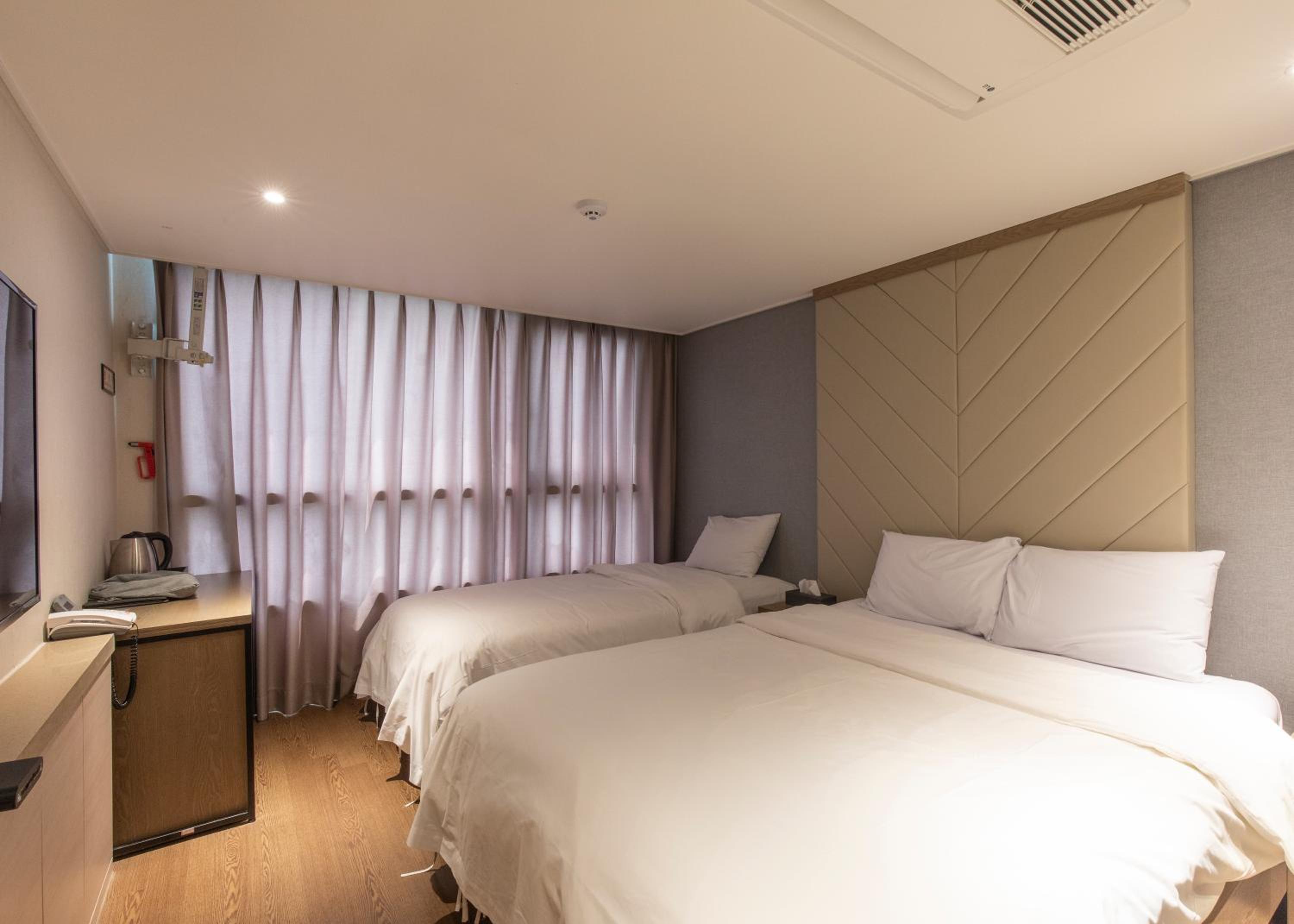 Standard Twin Room with Sea View - Photo 1