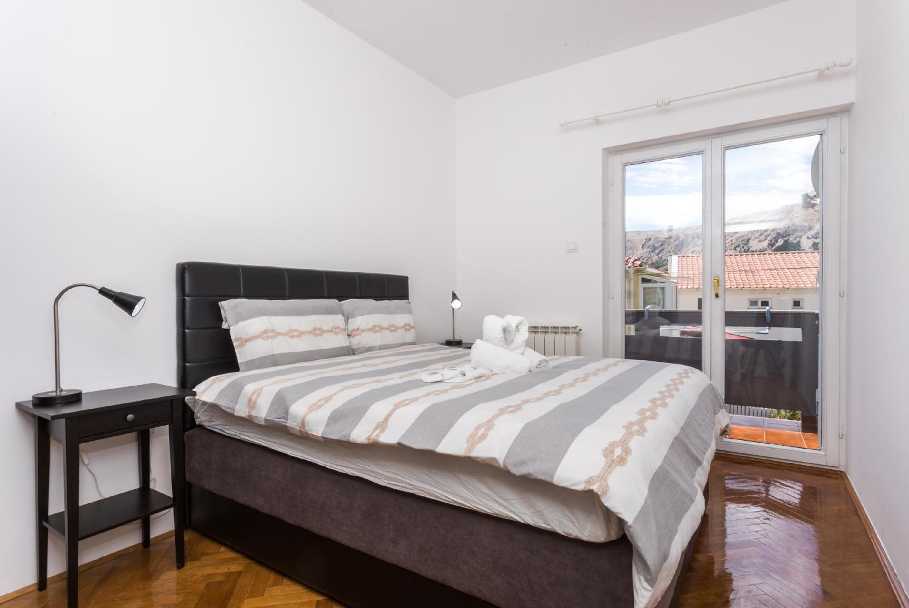 One-Bedroom Apartment with Balcony