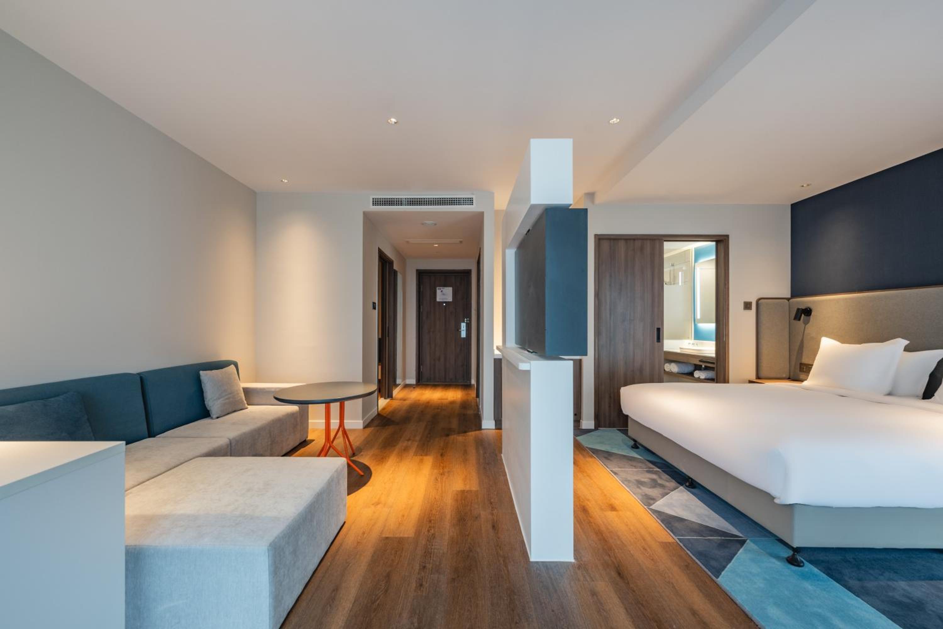 King Suite with City View photo 3