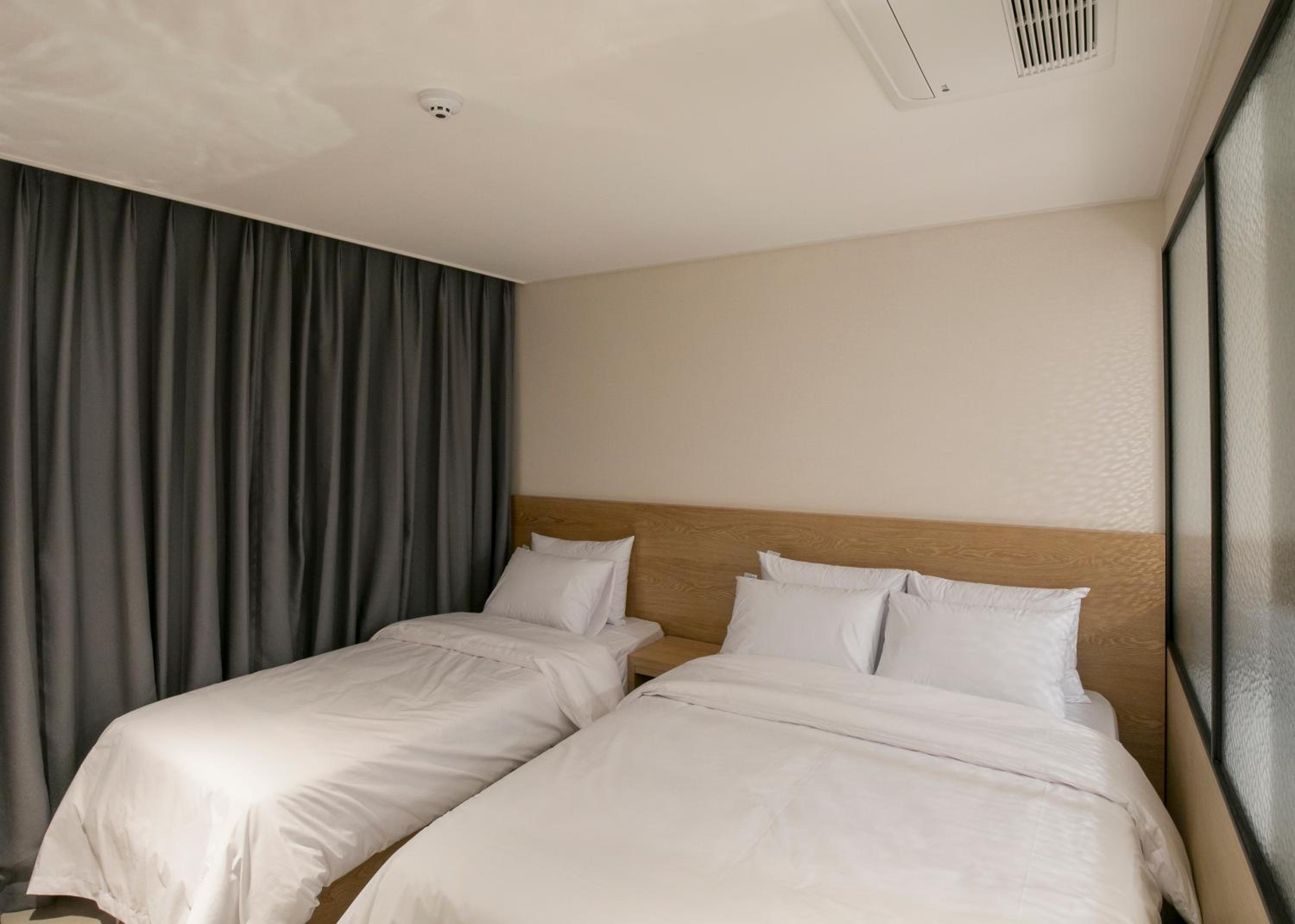 Standard Twin Room with Ferris wheel View - Photo 5