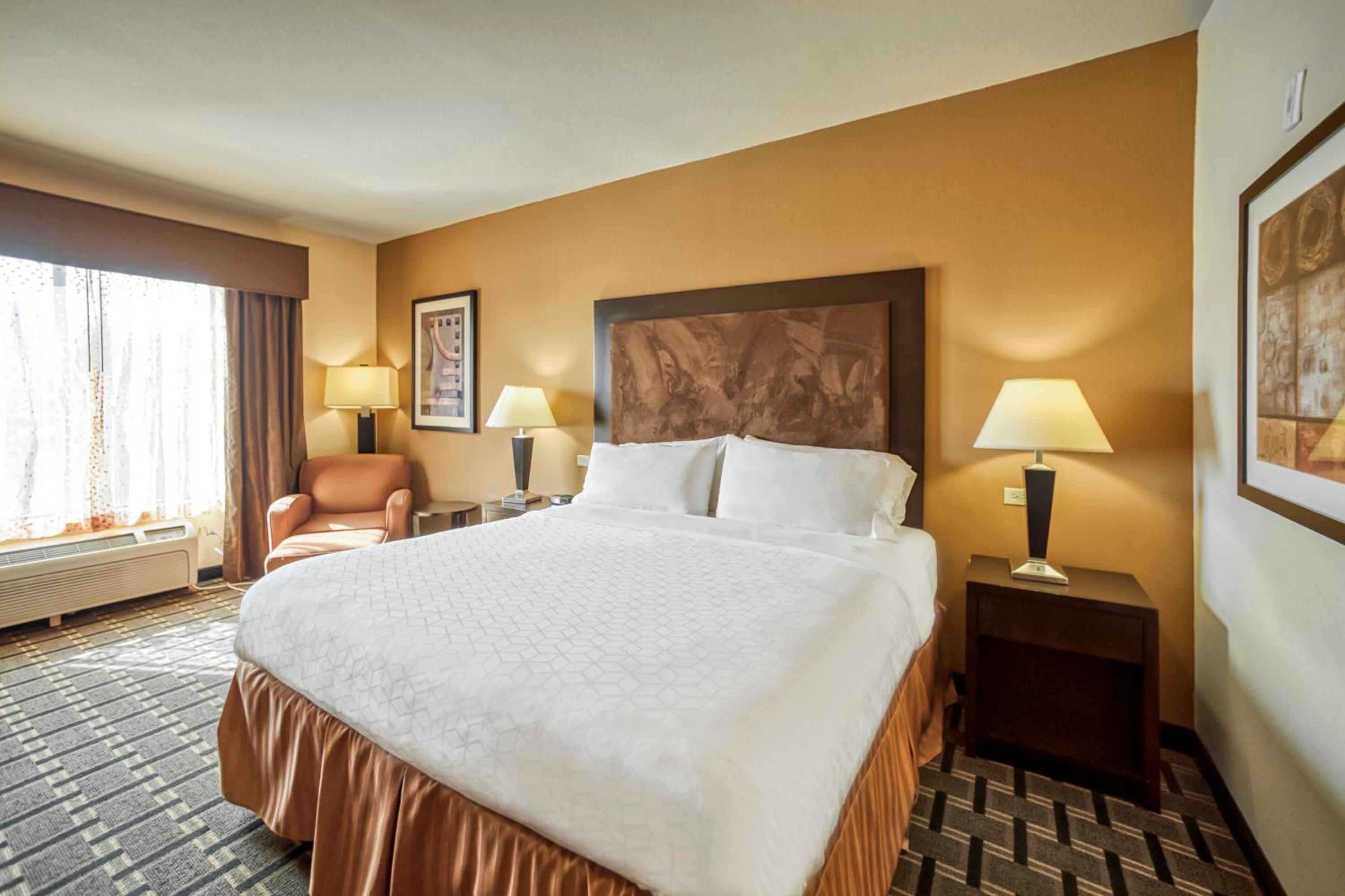 Standard King Room - Photo 14