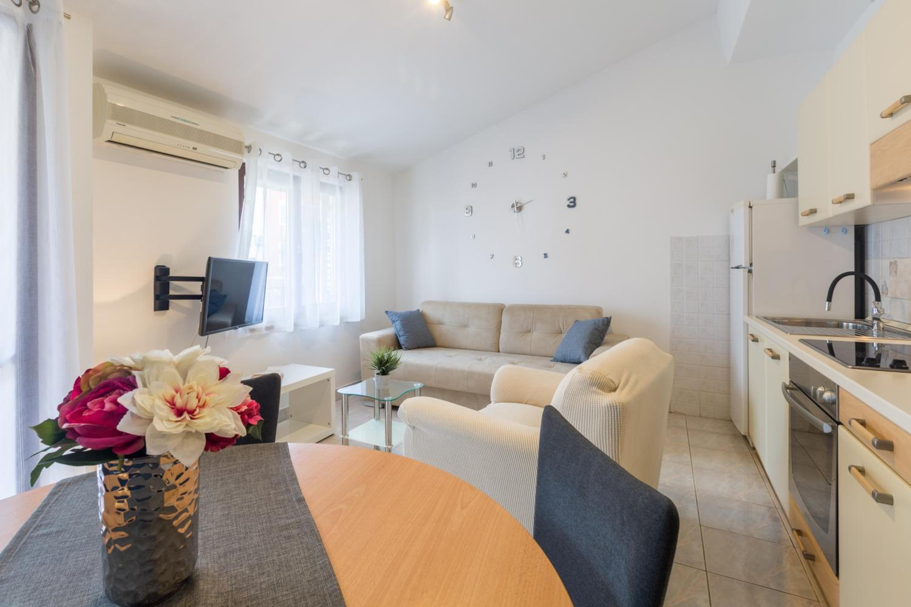One-Bedroom Apartment With Balcony photo 2