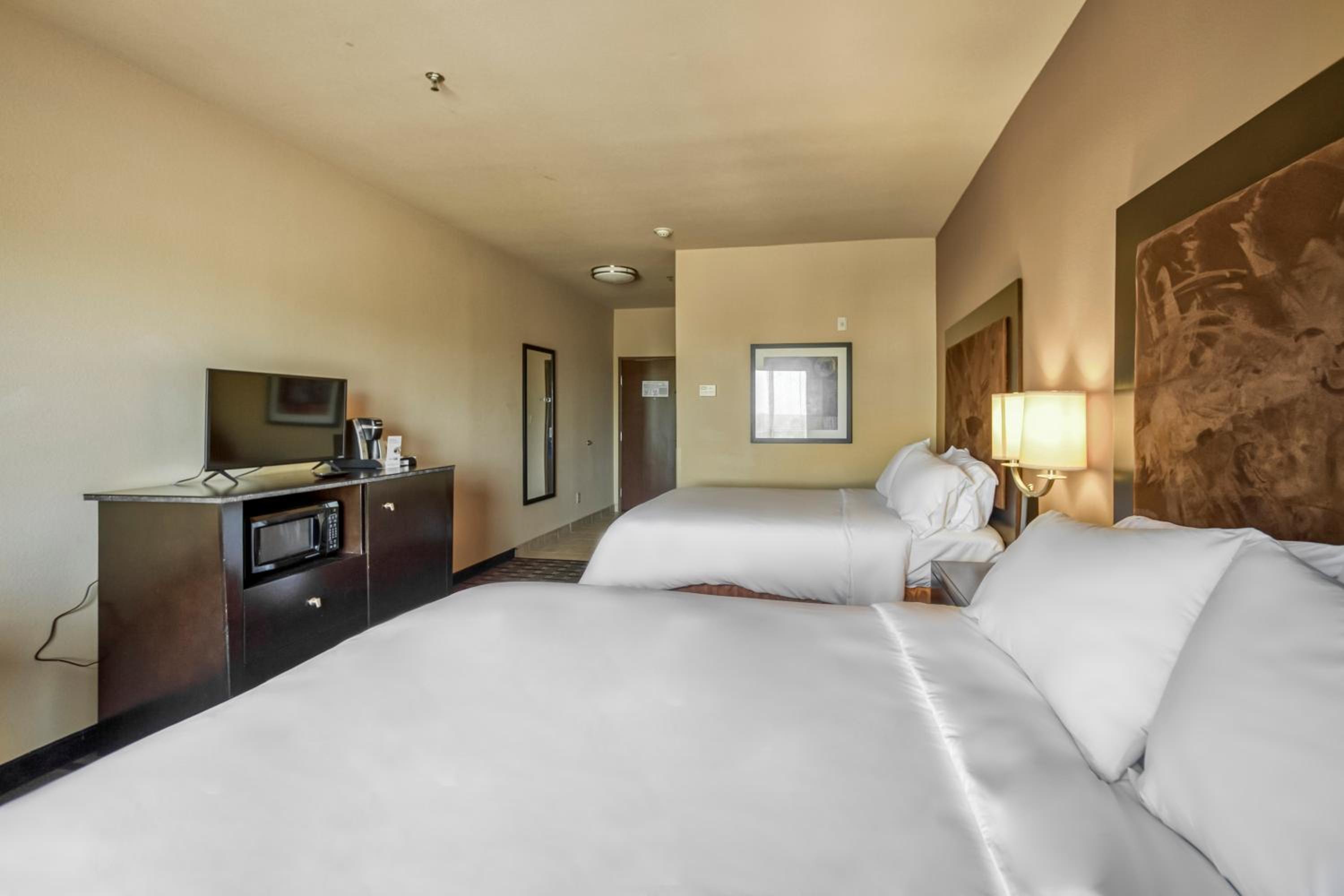 Standard Queen Room with Two Queen Beds - Extra Floor Space - Photo 11