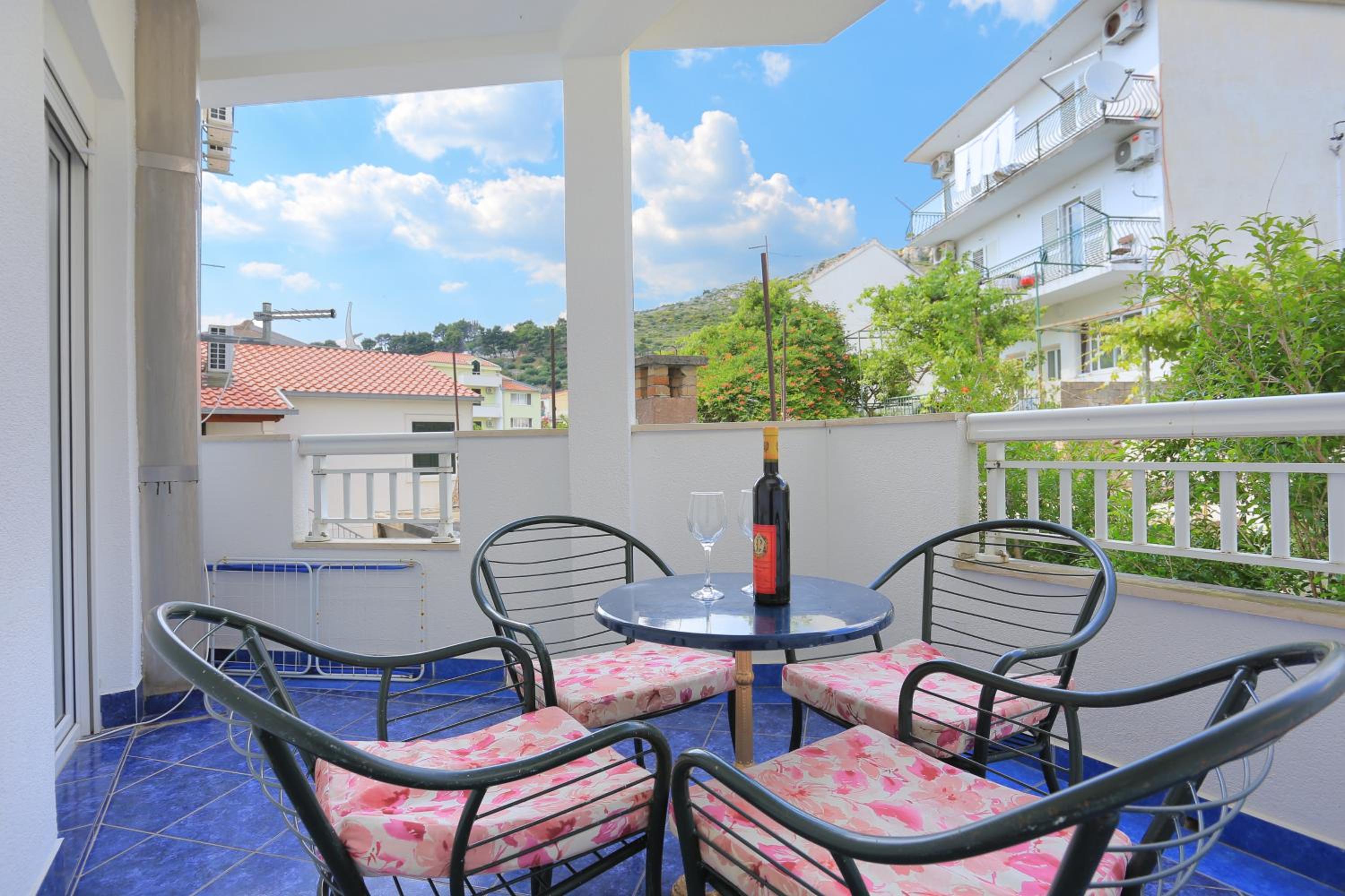 One-Bedroom Apartment with Terrace - Photo 8