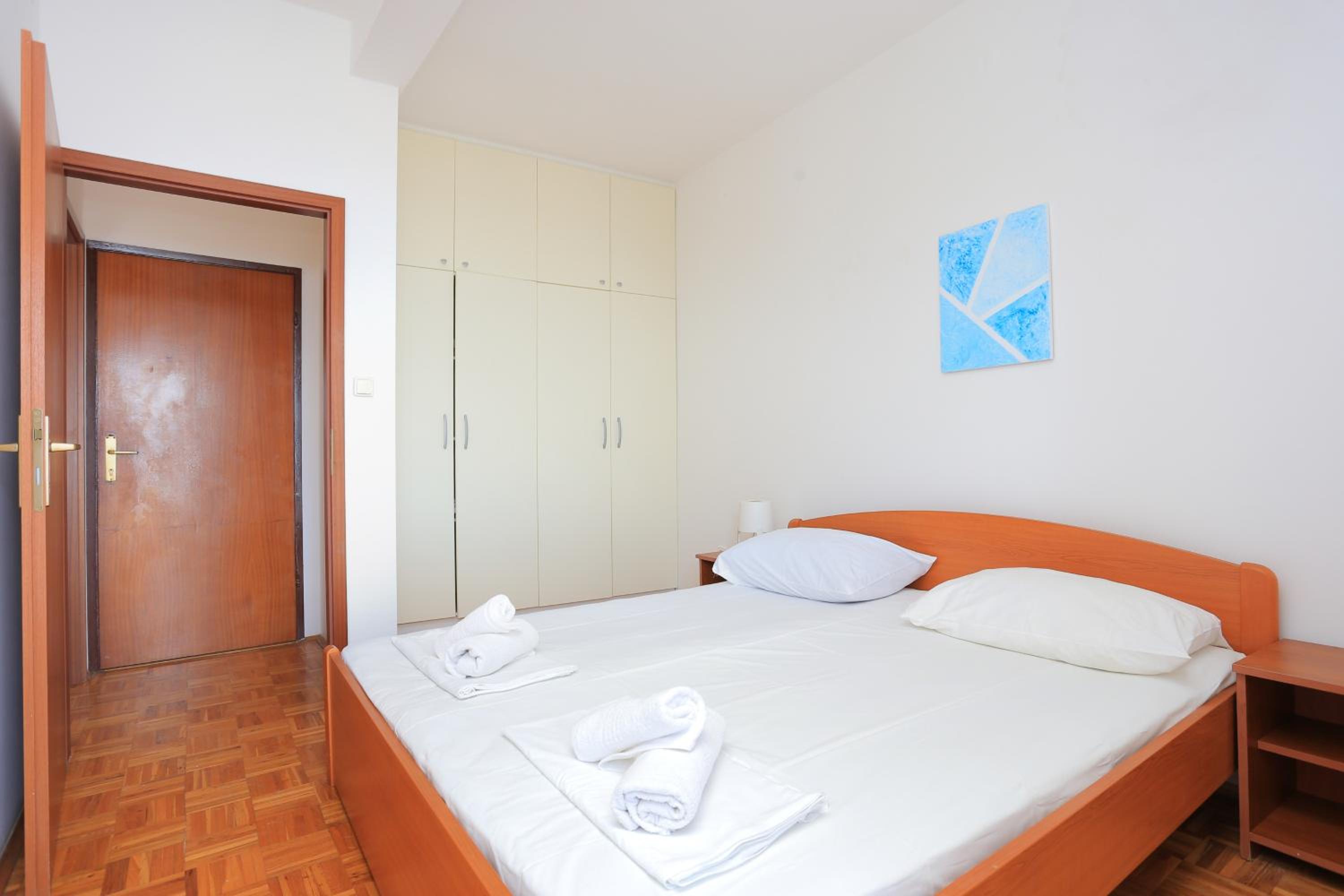 One-Bedroom Apartment with Balcony and Sea View - Photo 9