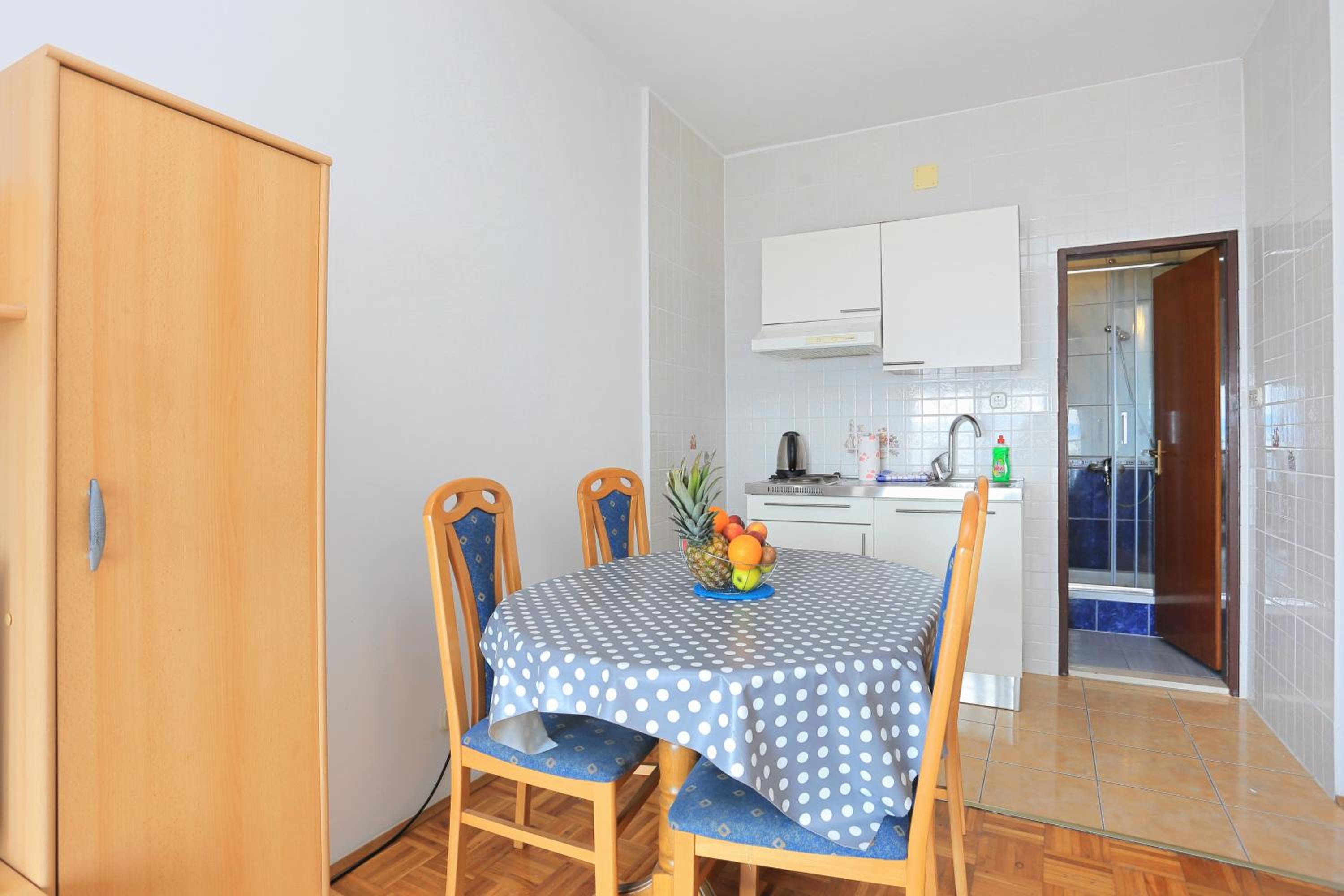 One-Bedroom Apartment with Balcony and Sea View - Photo 4