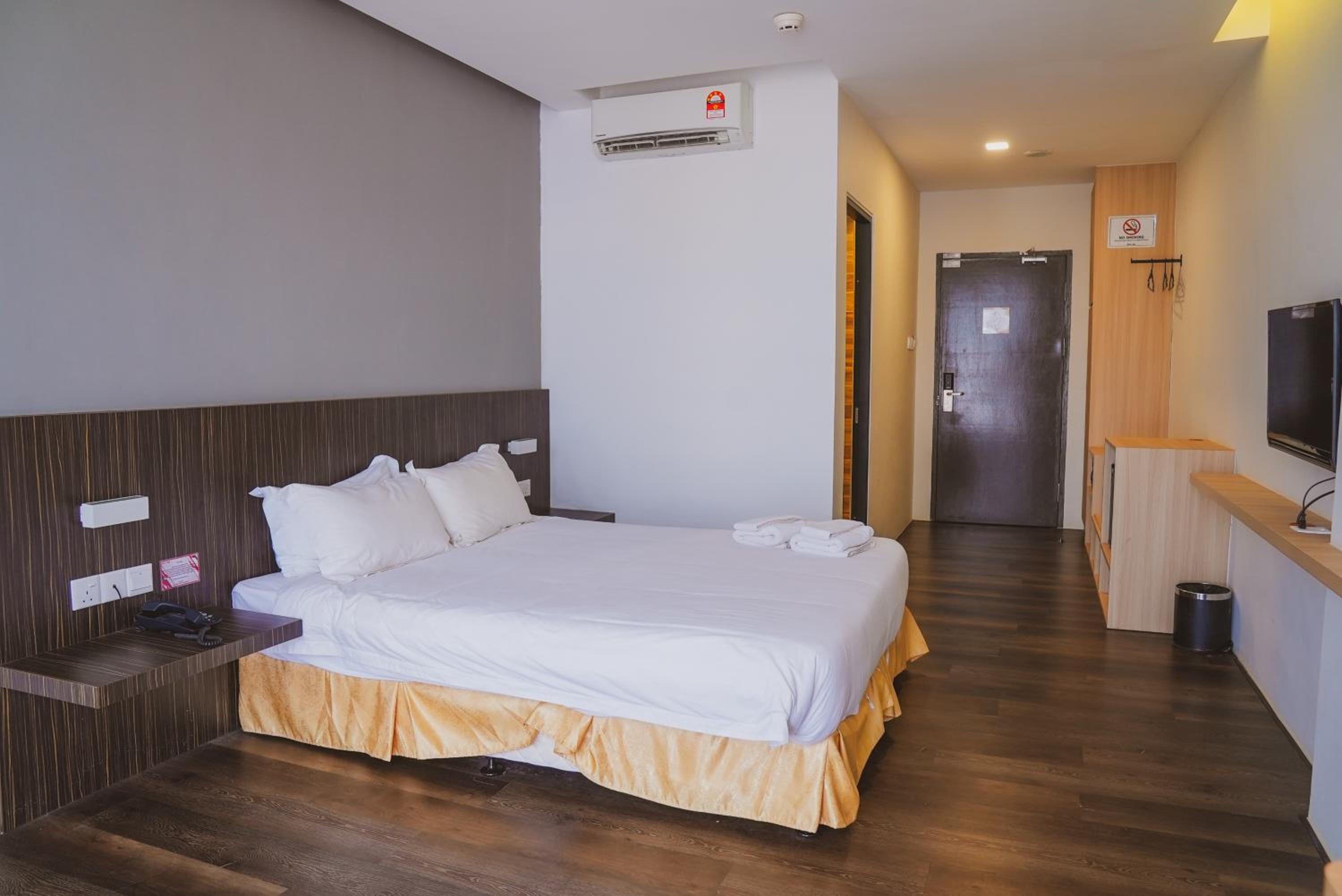 Deluxe Queen Room - Photo 1