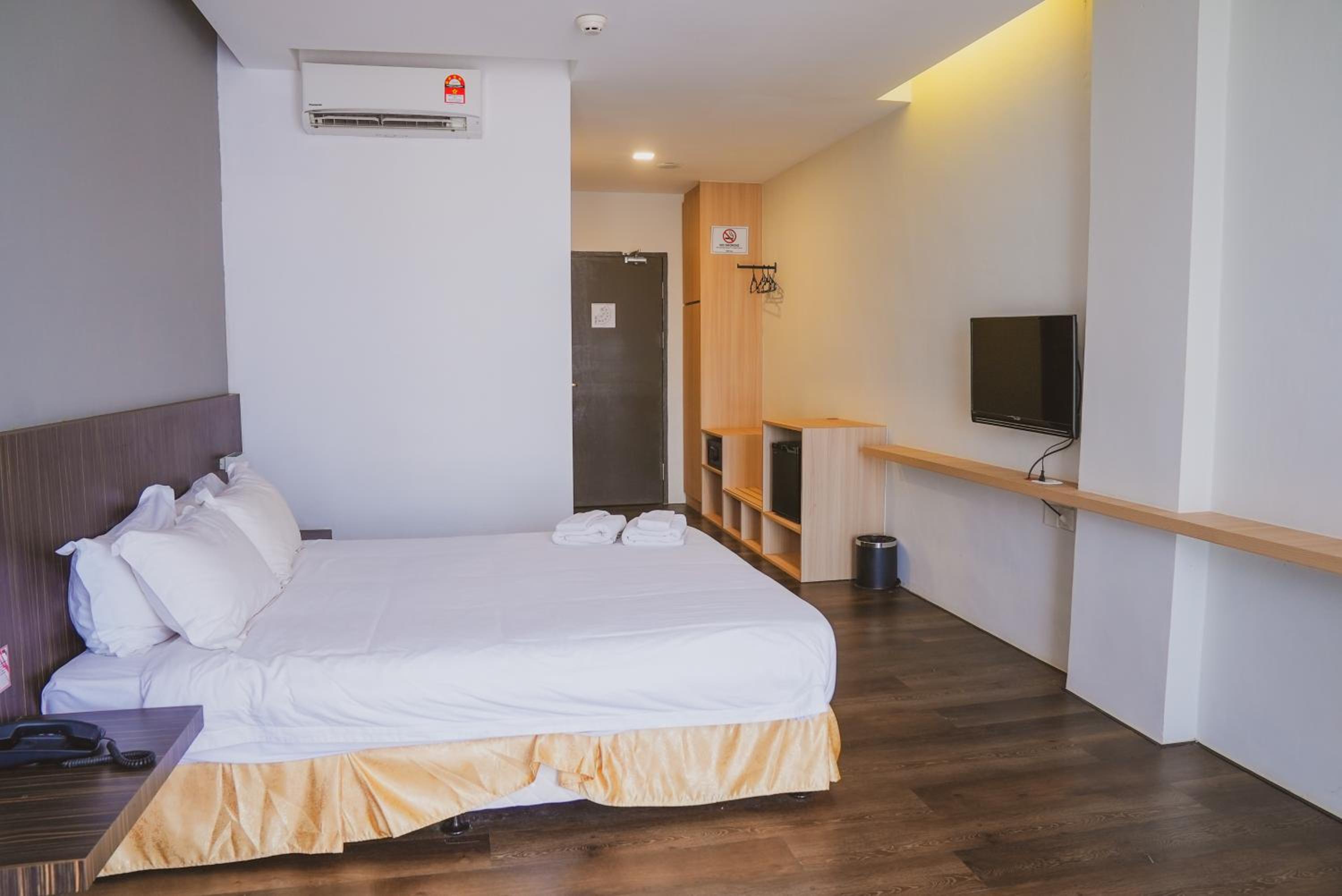 Deluxe Queen Room - Photo 2