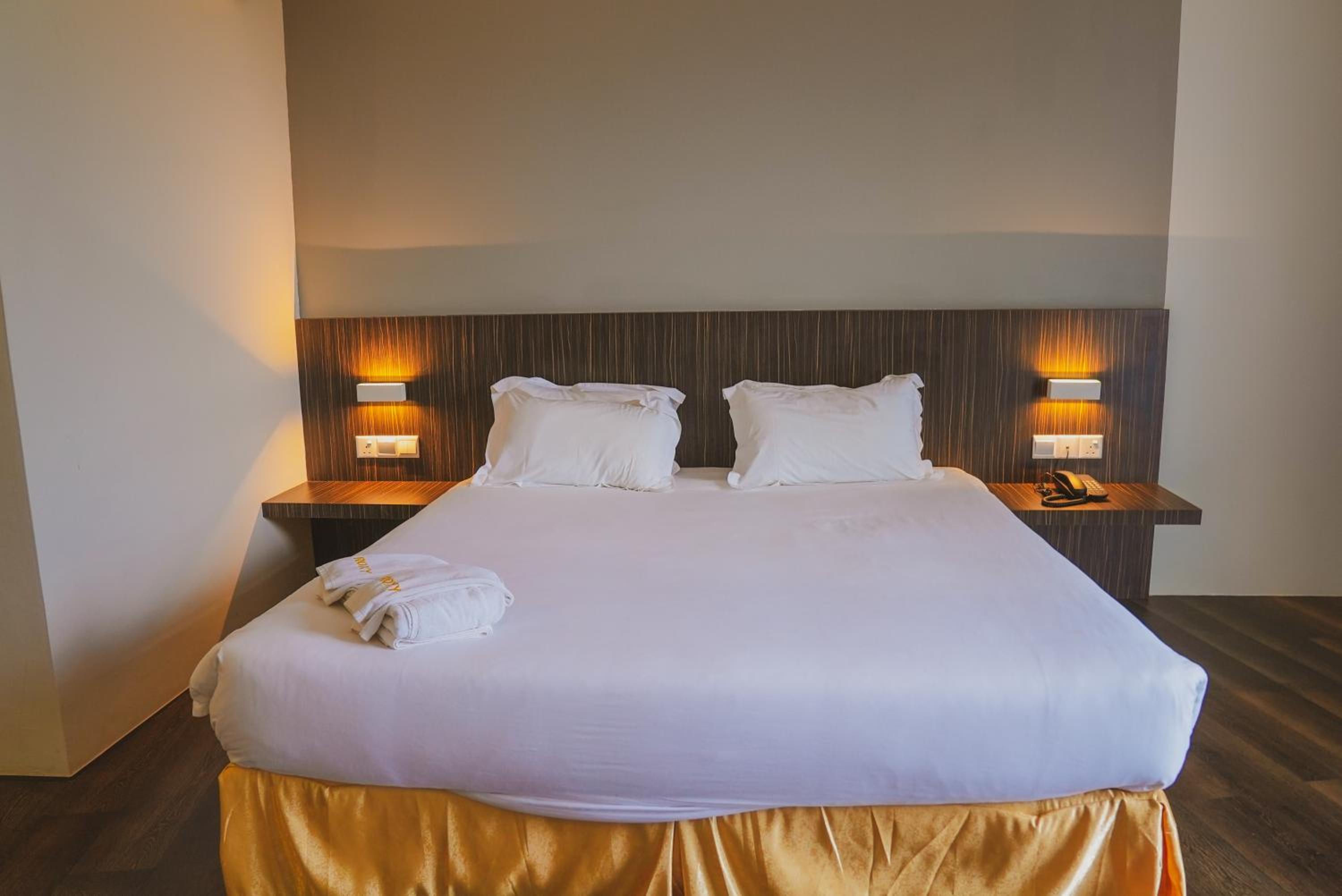 Deluxe King Room - Photo 2