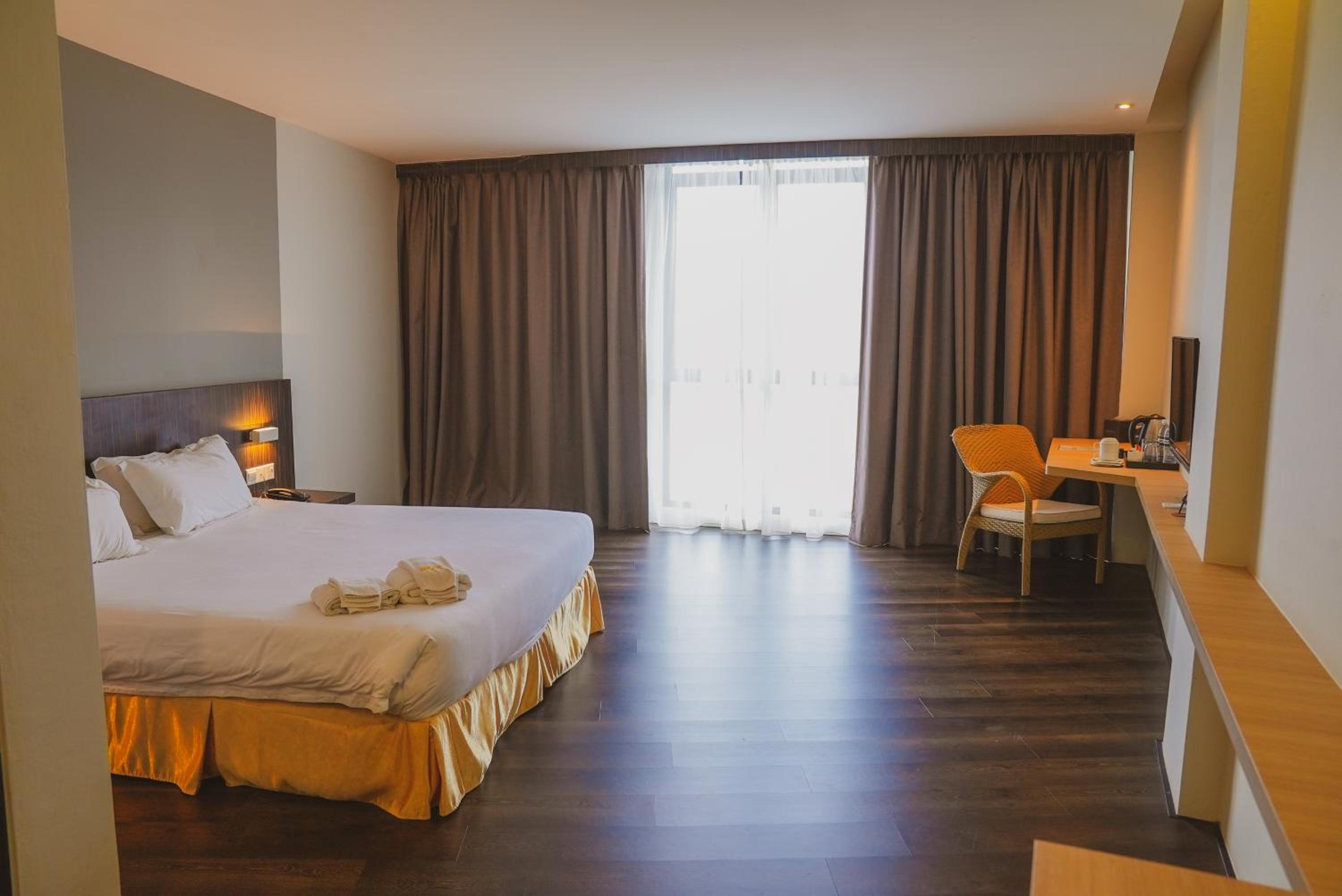 Deluxe King Room - Photo 3