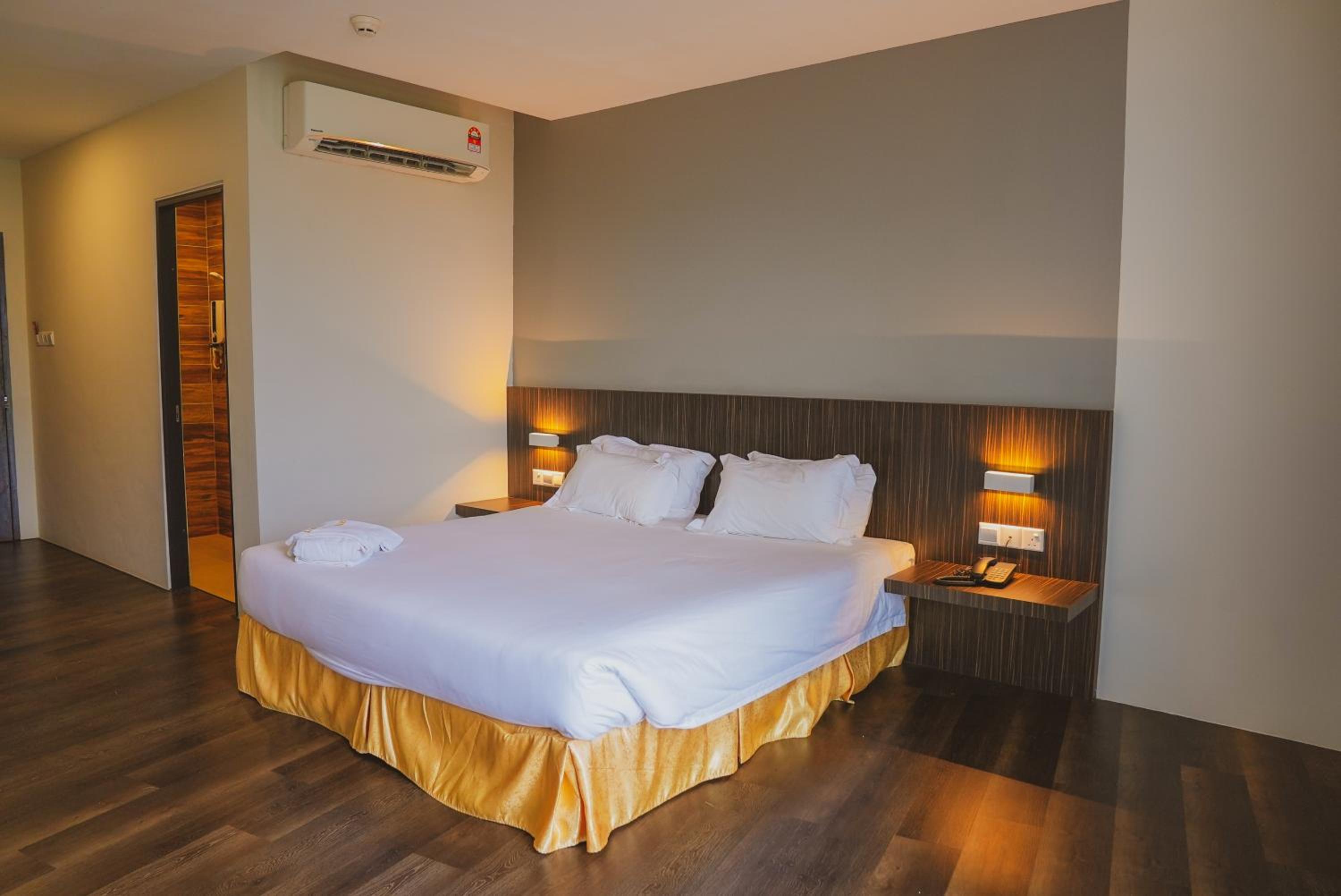 Deluxe King Room - Photo 1