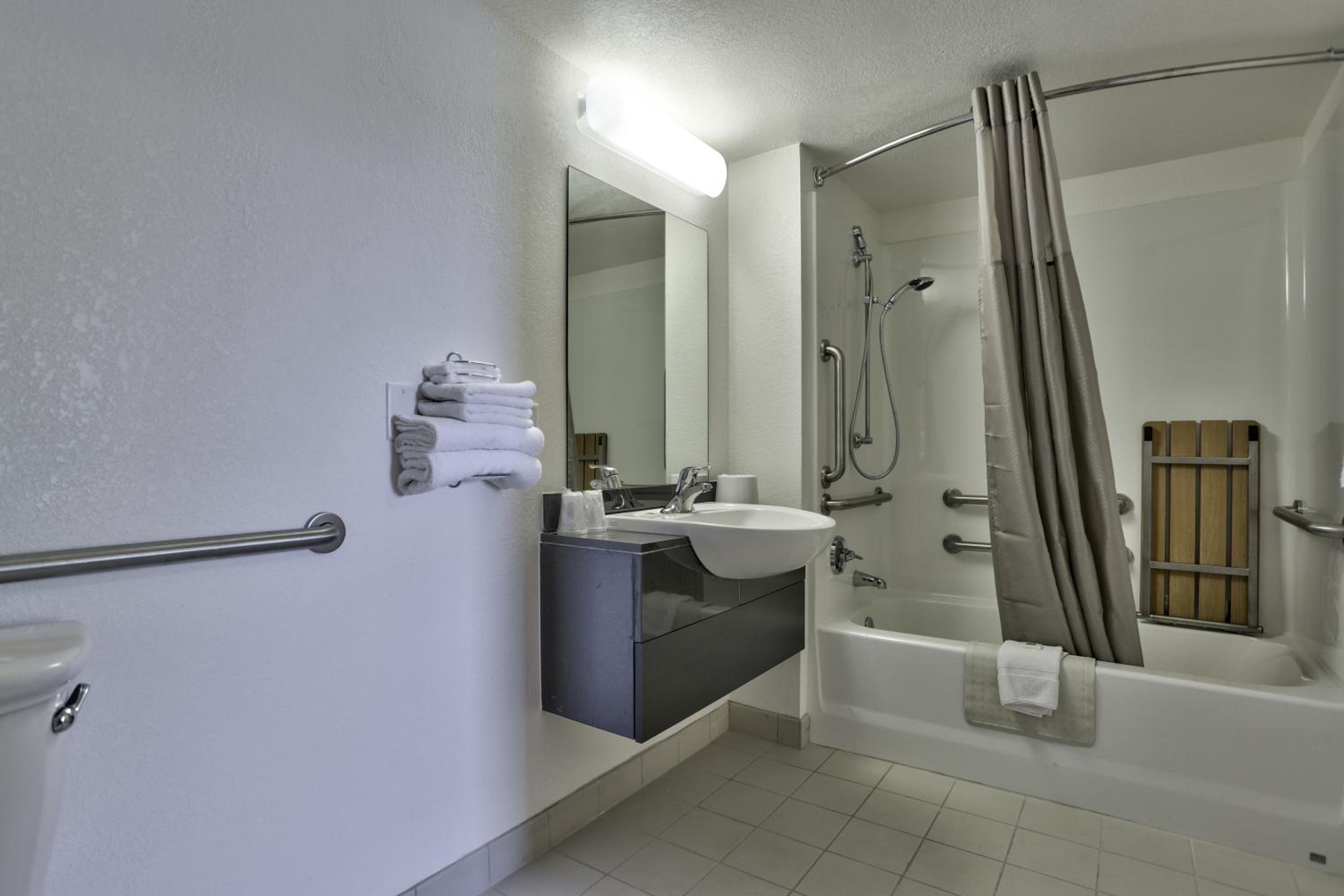 Quadruple Room - Disability Access photo 2