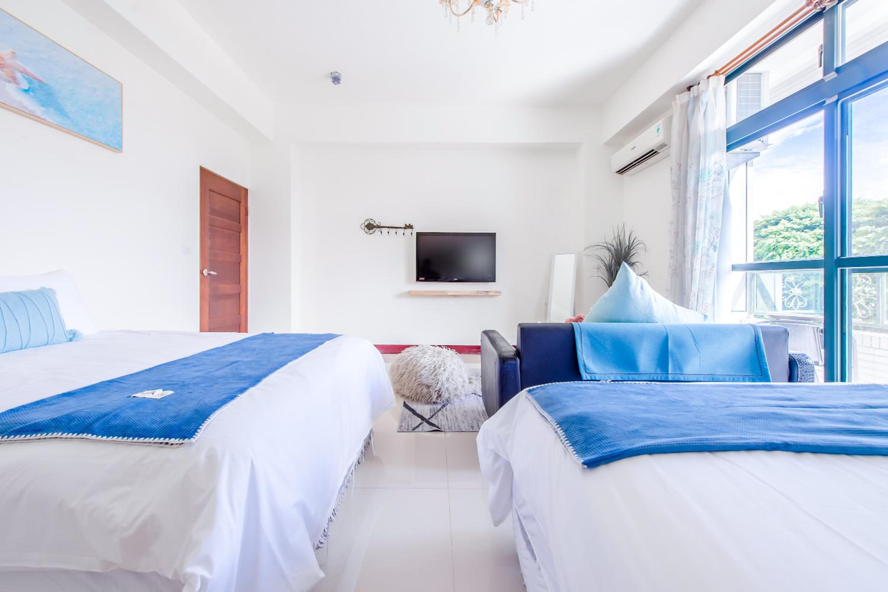 Quadruple Room with Balcony - Photo 4
