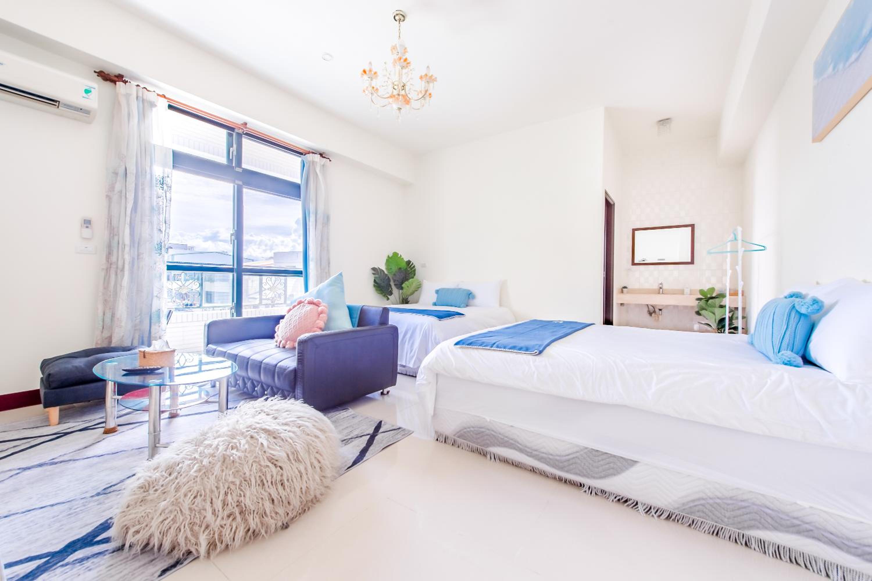 Quadruple Room with Balcony - Photo 3