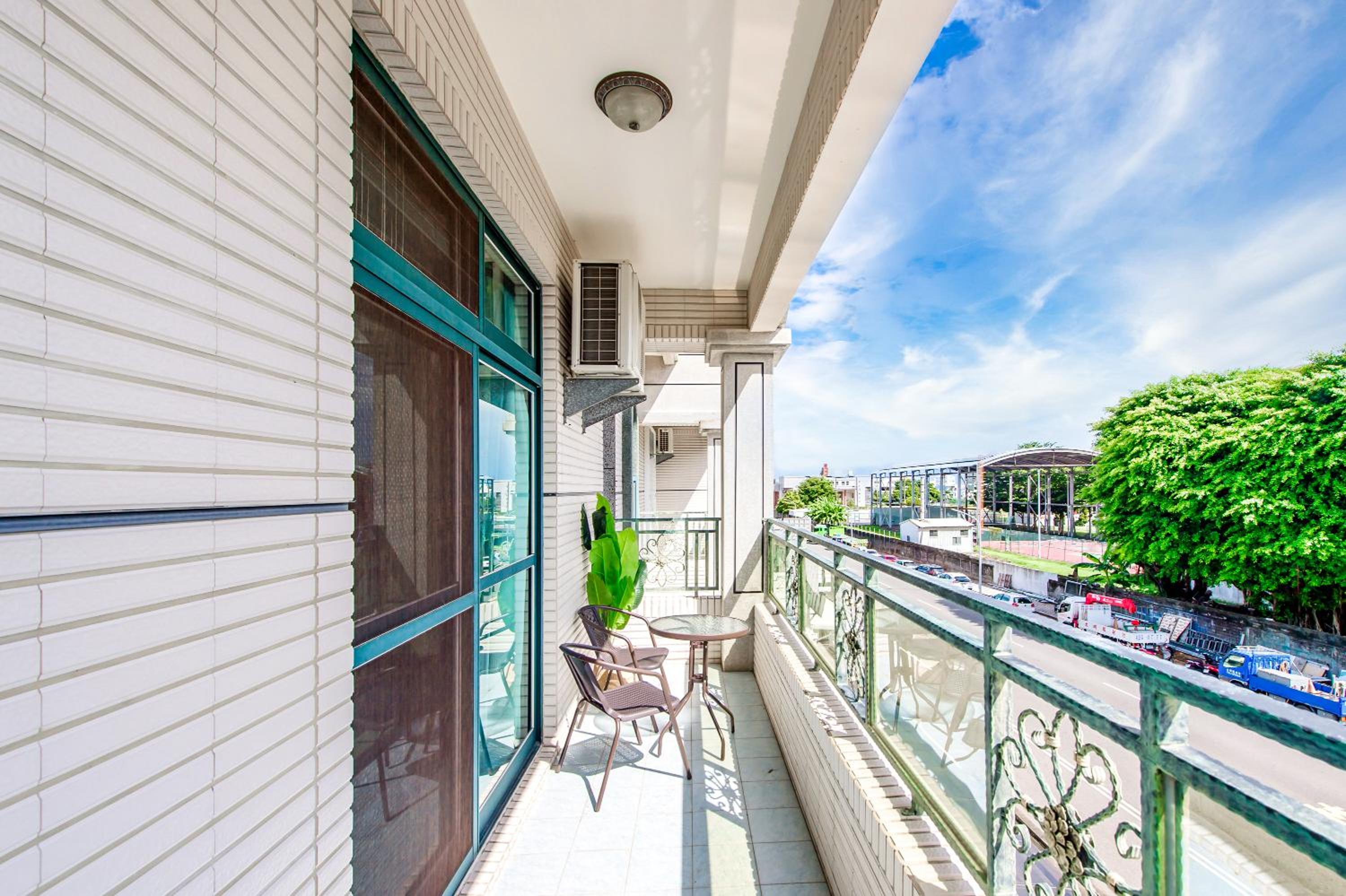 Quadruple Room with Balcony - Photo 7
