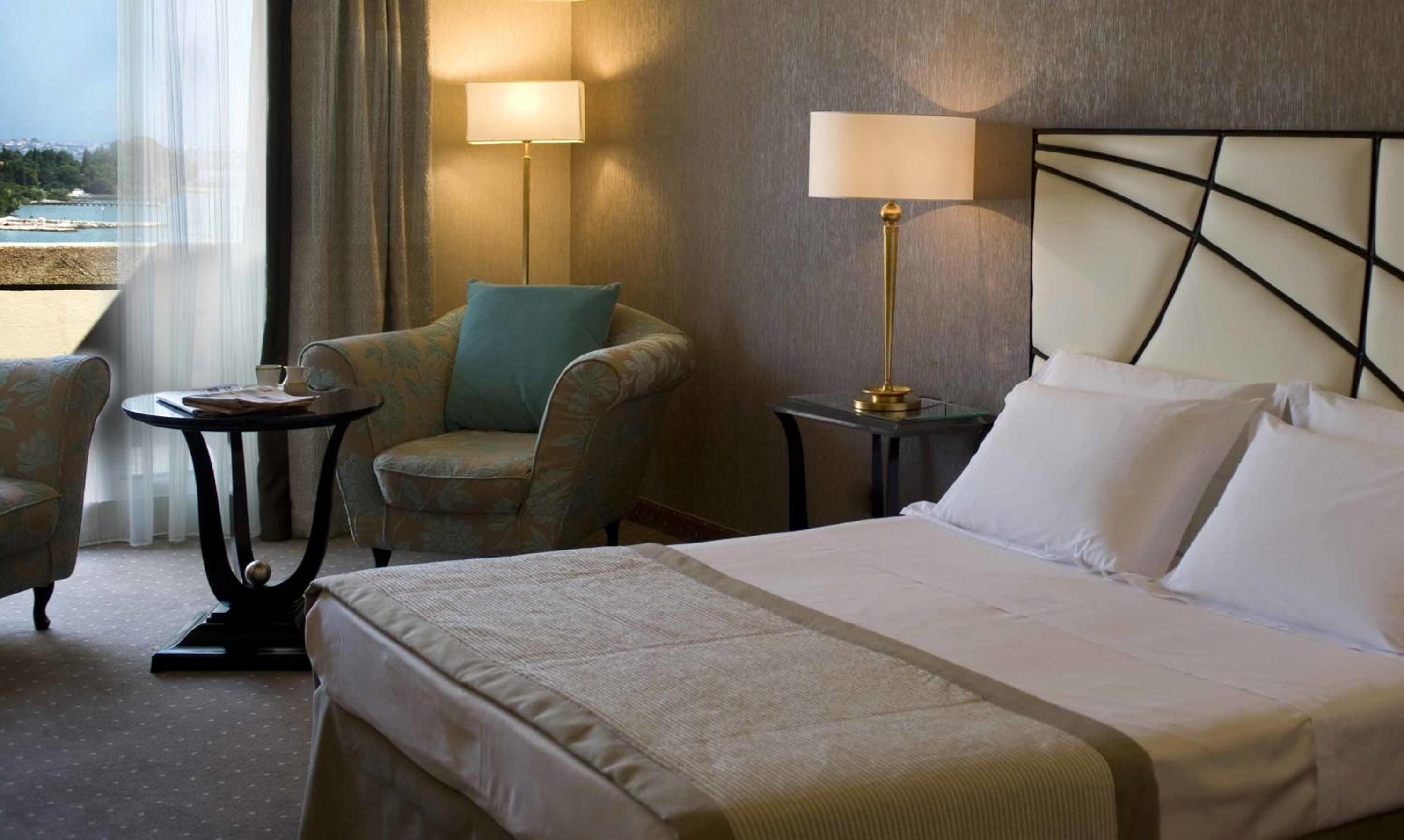 Executive Double Room with Lake View - Photo 3