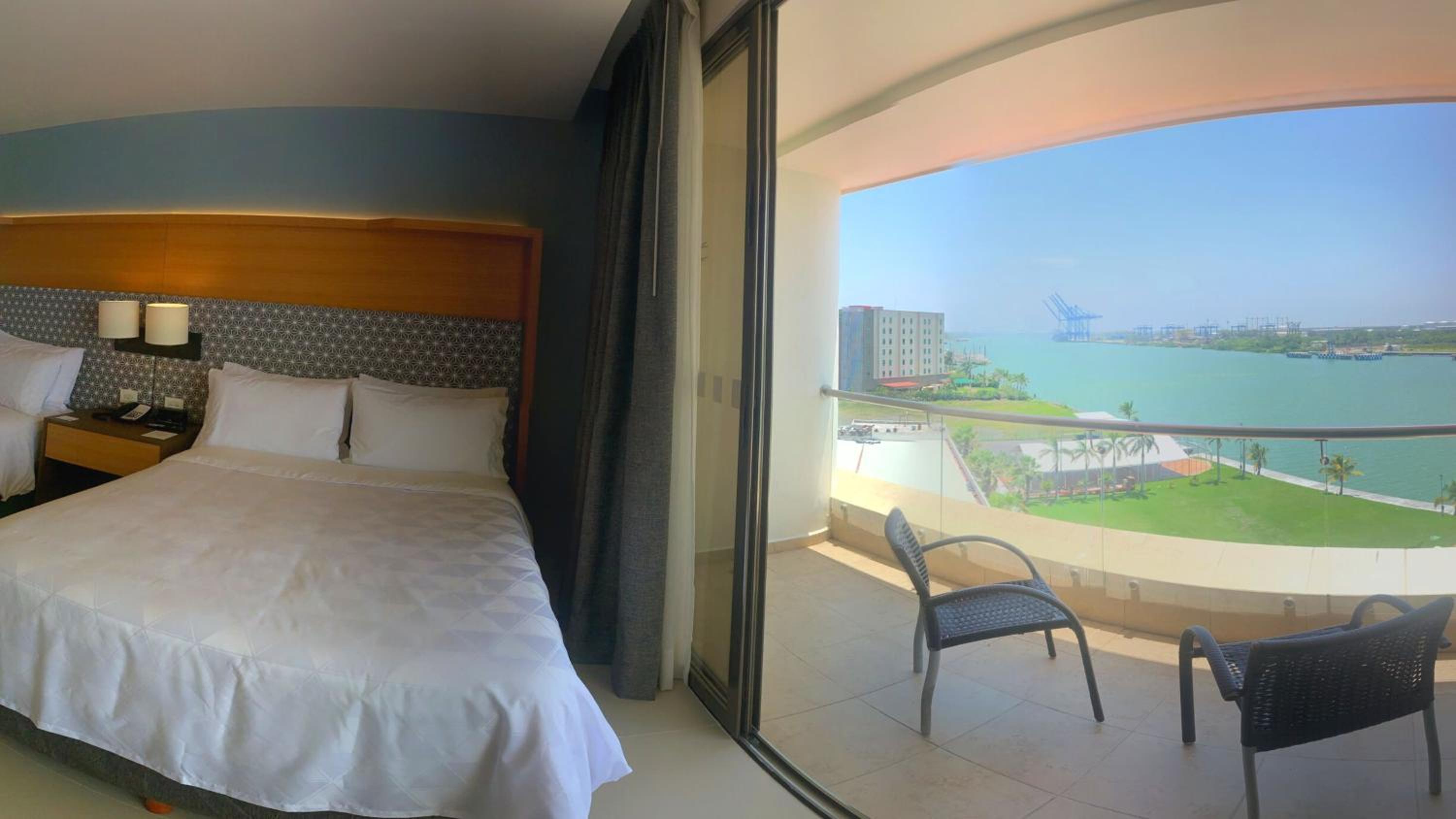 Standard Queen Room with Two Queen Beds and River View - Club Floor - Photo 2