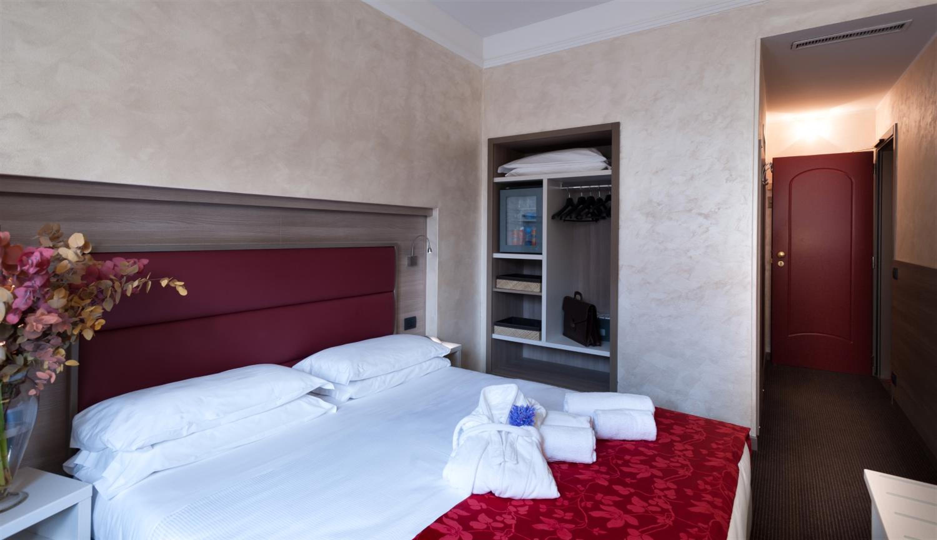 Double Room thumbnail 6