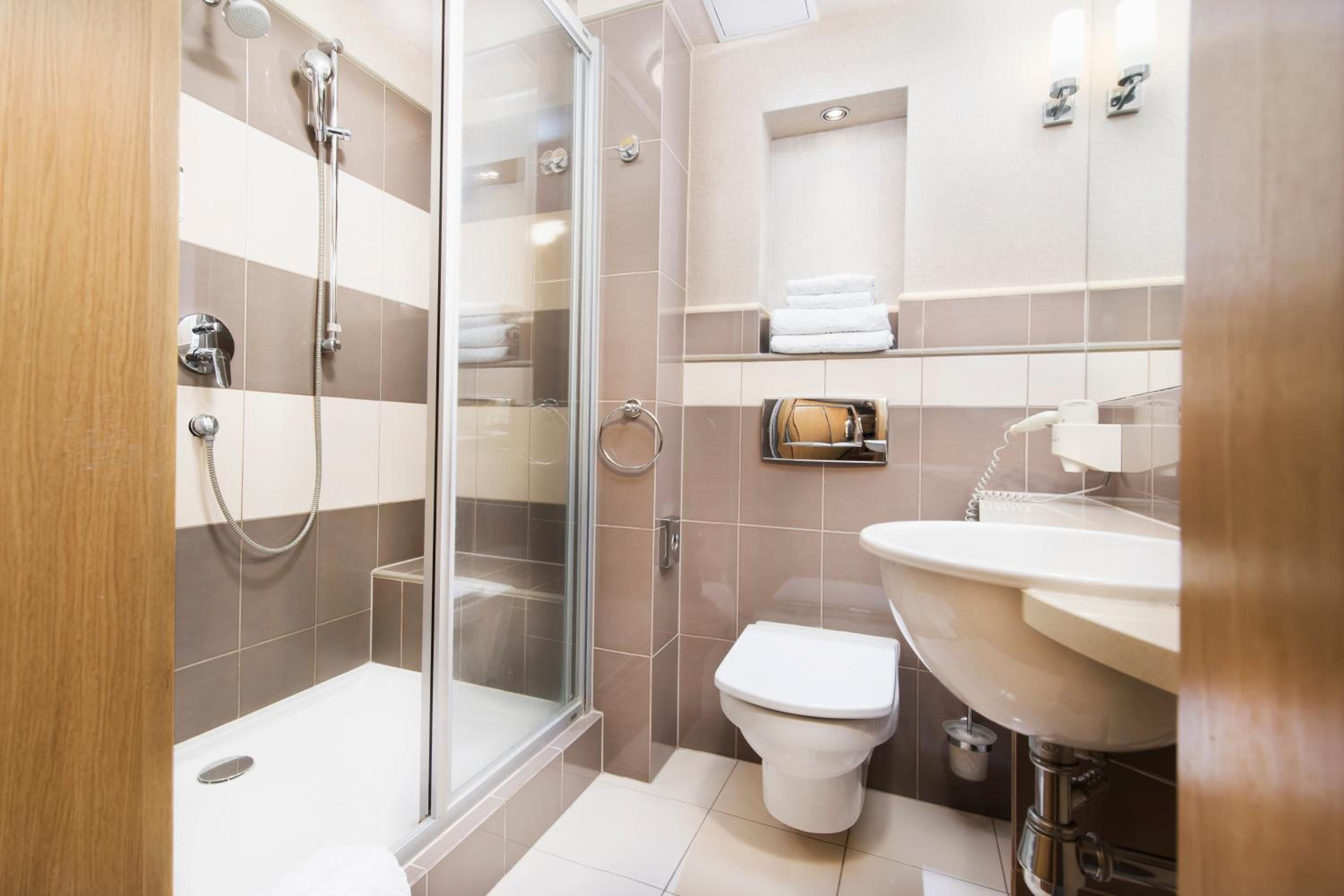 Double or Twin Room with Lake View photo 2