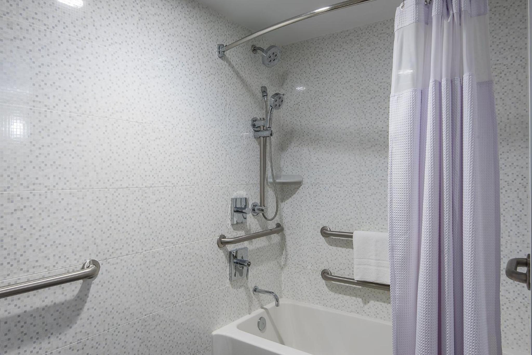 Junior King Suite with Mobility Accessible Tub photo 2