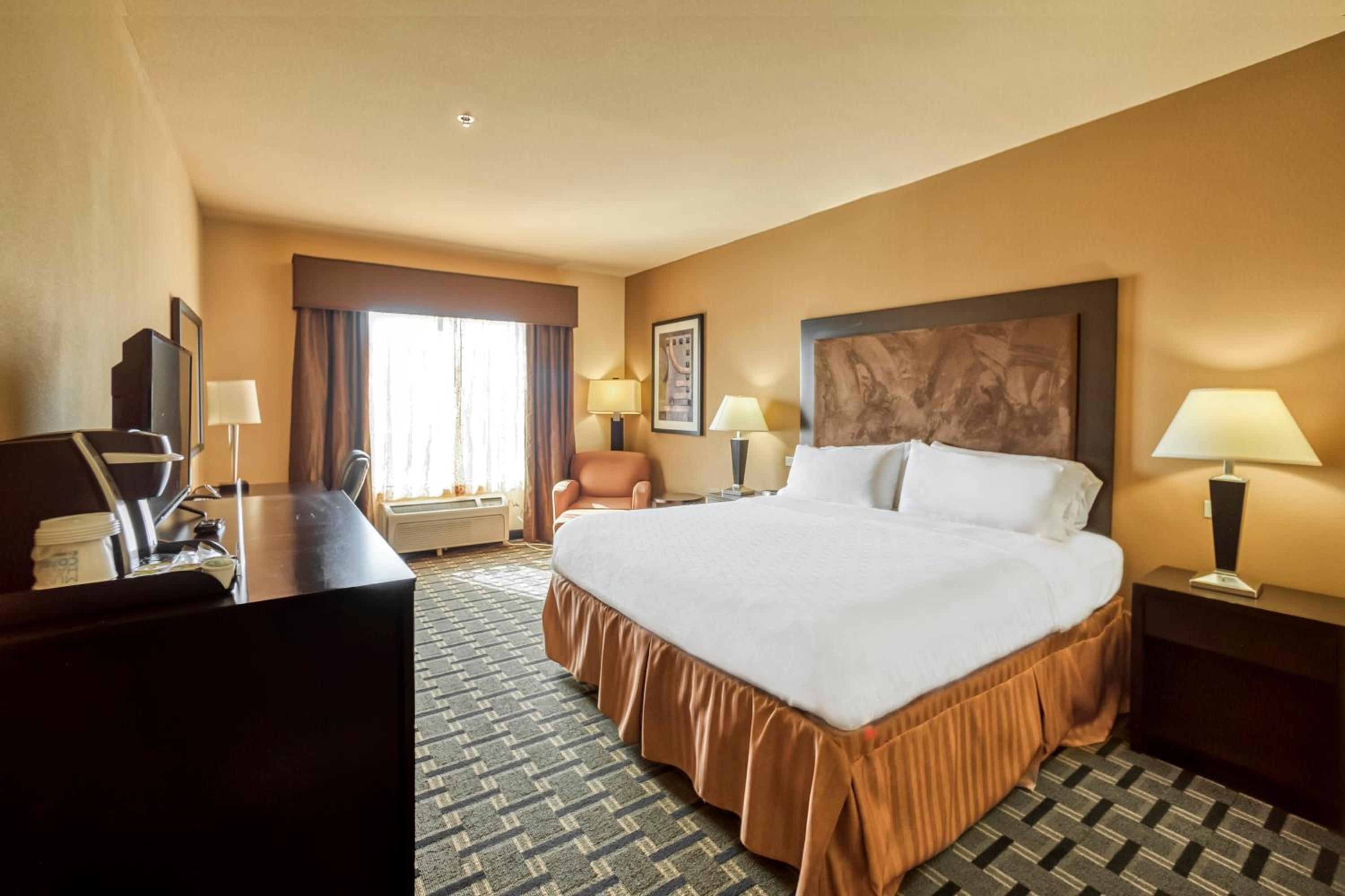 Standard King Room - Photo 5