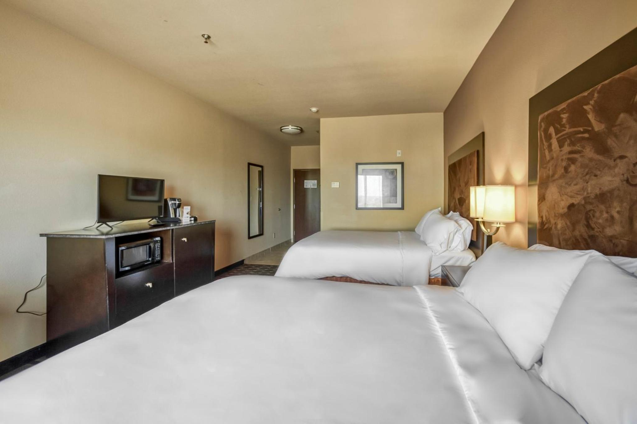 Standard Queen Room with Two Queen Beds - Extra Floor Space - Photo 12
