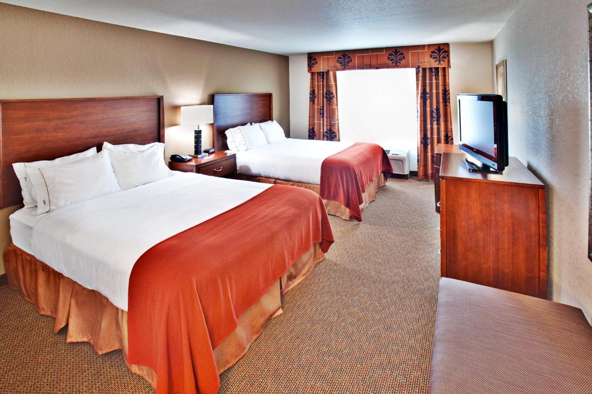 Standard Room with Two Queen Beds - Photo 2