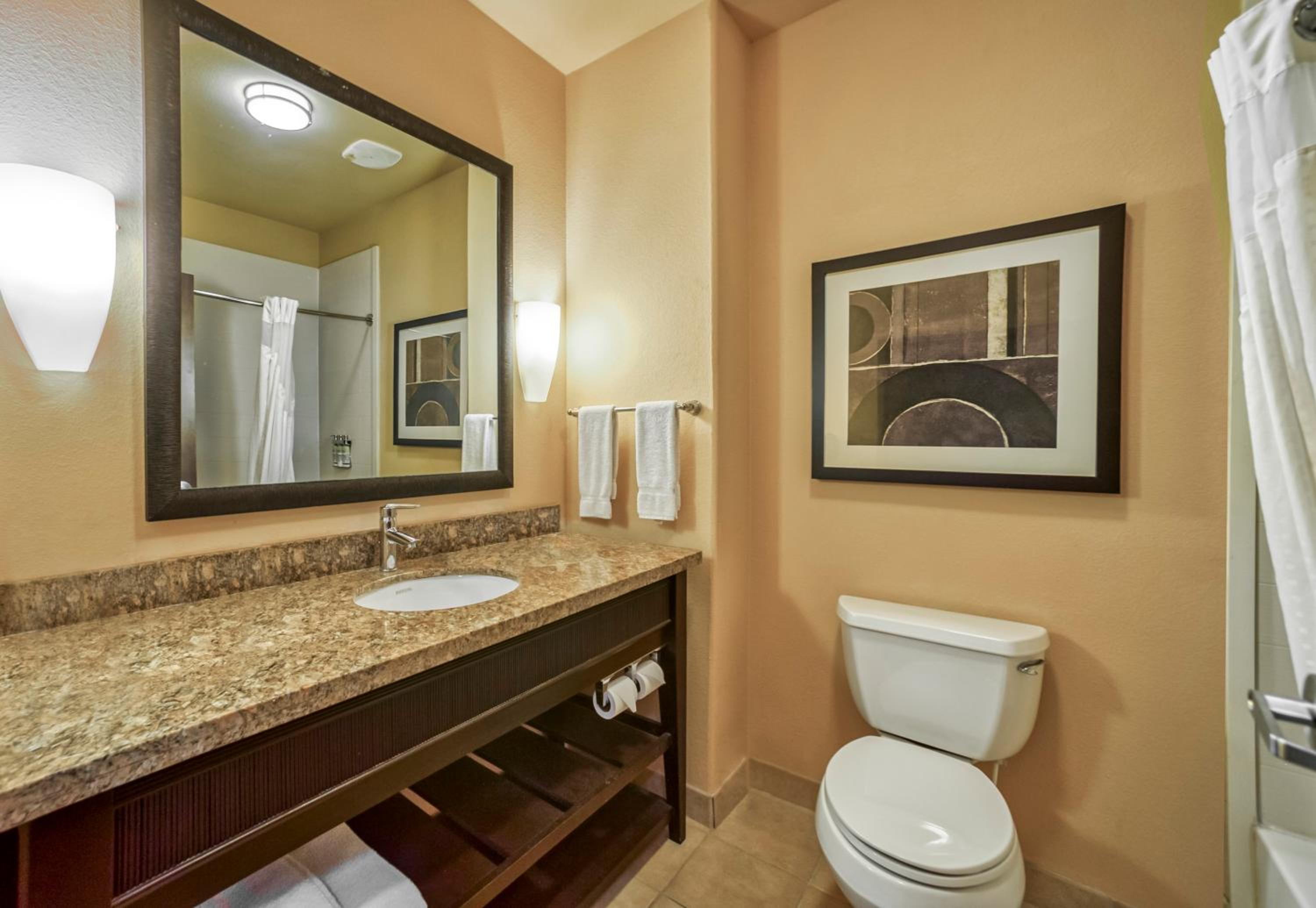 Standard Queen Room with Two Queen Beds - Extra Floor Space - Photo 16
