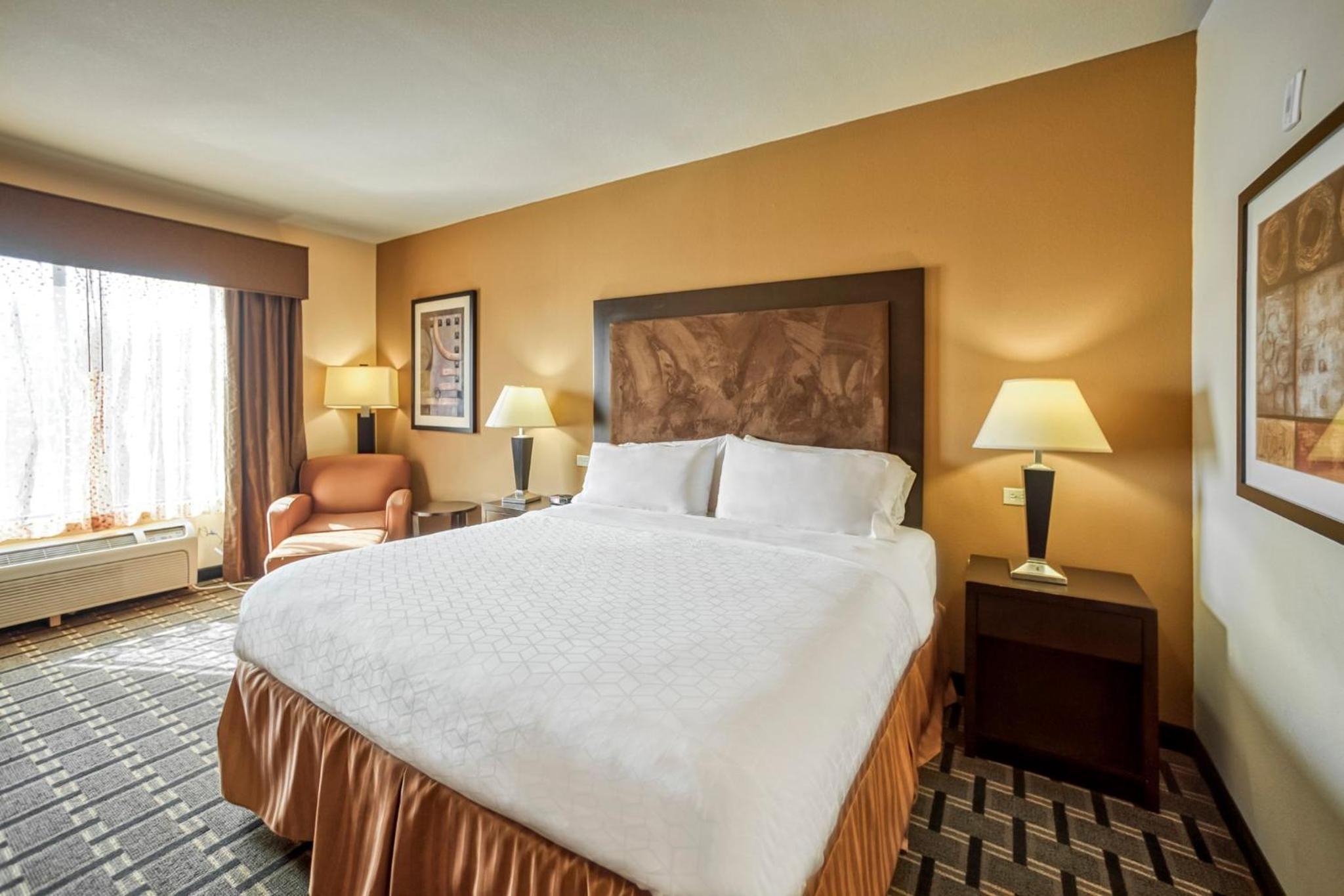 Standard King Room - Photo 7
